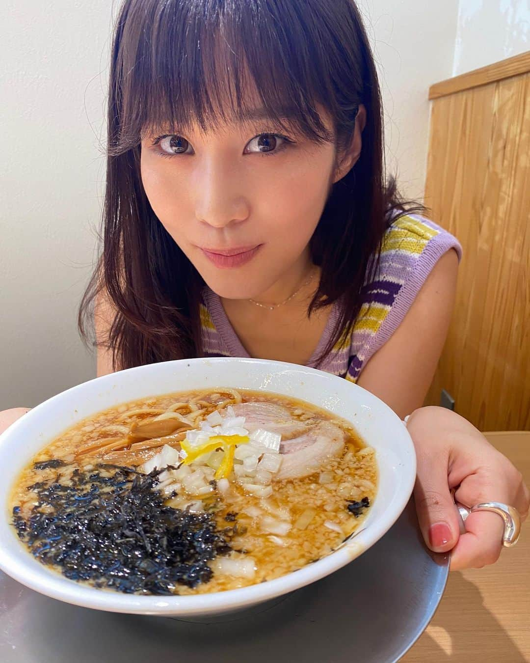 橘花凛のインスタグラム：「道の駅SORAIRO国上でらーめん潤食べました🍜 暑い中食べるラーメンも美味しい！！😋 新潟は美味しいラーメン屋さんもたくさんあるんだよ🧡 #新潟 #道の駅 #国上 #SORAIRO国上 #ラーメン #らーめん潤」