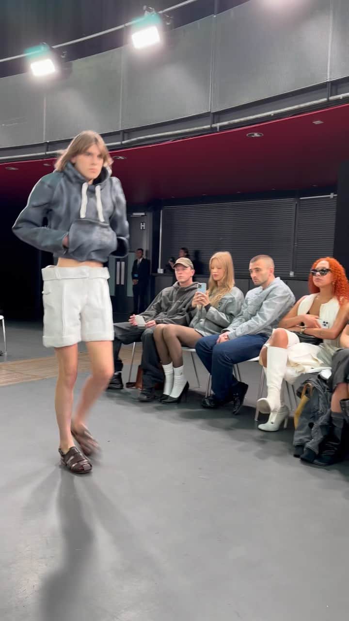 AnOther Magazineのインスタグラム：「@jw_anderson marks 15 years at London Fashion Week by reinventing familiar pieces in new materials – like clothing made of a spongey clay material.   Raiding his own archive, @jonathan.anderson came to the Roundhouse in Camden to present tailored looks among slouchy workwear inspired pieces, sized-up outerwear, glitzy skirting, and padded, volumised T-shirts.   🎥 by @alexanderfury and @emmaedavidson」