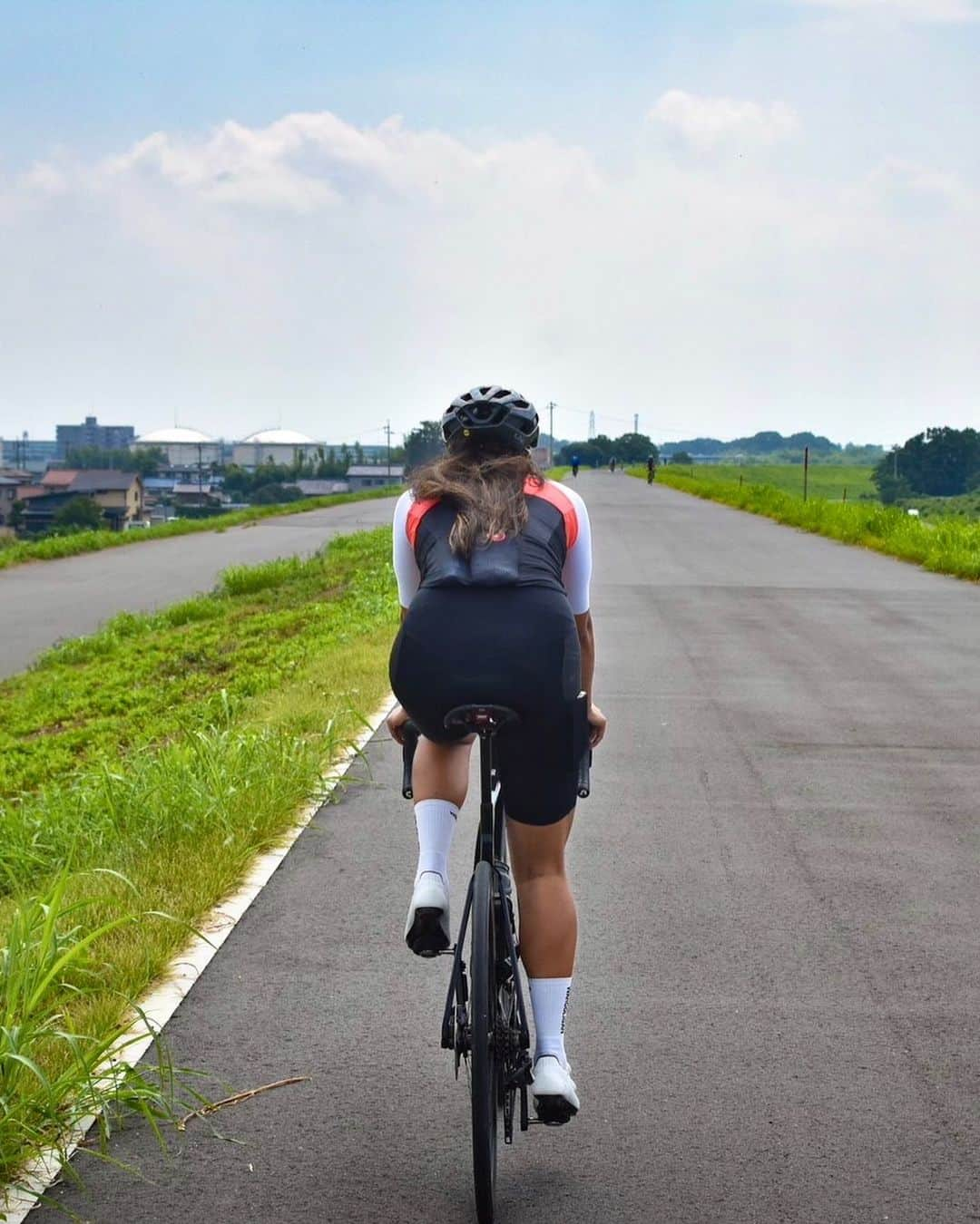 平良エレアさんのインスタグラム写真 - (平良エレアInstagram)「今日のCC TOKYOライドは112km✨  @cafedining529 からの @arakawabase で たくさん食べてしっかり走りました✌️  秋の前触れか久々に荒川峠⛰️風速7mの 向い風にやられ脚削られたけど 強度上がってまあこれはこれで良き🤪  けど朝一合流前に強度あげすぎて300wで踏んでたから 最後脚なくて焦ったんだ🤫  明日はグループ女子ライド楽しみ👯‍♀️✨  #わたしとLiv  #ロードバイク女子 #ロードバイク #cycling #cyclistlife #cyclinglife #cyclist #cyclinglifestyle #instacycle #instacycling」9月17日 18時39分 - erea0301