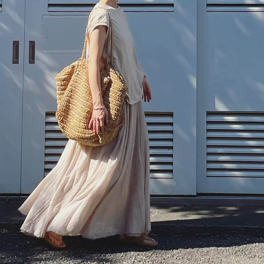 canariaさんのインスタグラム写真 - (canariaInstagram)「_  ベージュワントーンの 夏コーデ  tops #gu skirt ノーブランド bag #coca shoes #zarahome bangle #canariaaccessory   #アラフィフファッション #50代ファッション #ワントーンスタイル #大人カジュアル #canariacoordinates」9月17日 18時40分 - canaria_rs