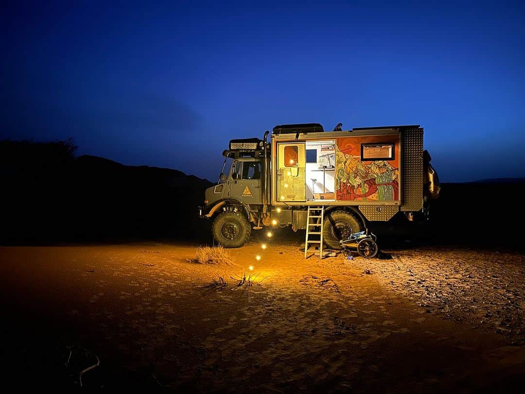ニナ・カプレツのインスタグラム：「Help Morocco!   @andreabasecamp and @bellevilleairforce reunited forces to help the victimes here in Morocco hit by the earthquake.  There are different options to help: If you plan to travel to Morocco soon, please take as much as gear as you can or contact us to pick up gear and coordinate. Gear needed: tents, blankets , mattresses, warm clothes, shoes…  If you life in Switzerland or France, contacts us to deliver gear to Les Bellevilles (france) We’re organizing a truck leaving beginning of November.  If you live anywhere else and wanna help, please make a donation (link in bio and story), so that we can buy first needs here in Morocco and deliver to the right spots.  Thanks so much for your help!!! 🙏🙏🙏  @tjbrumme @climbmorocco @souf.hassani @projectsoar」