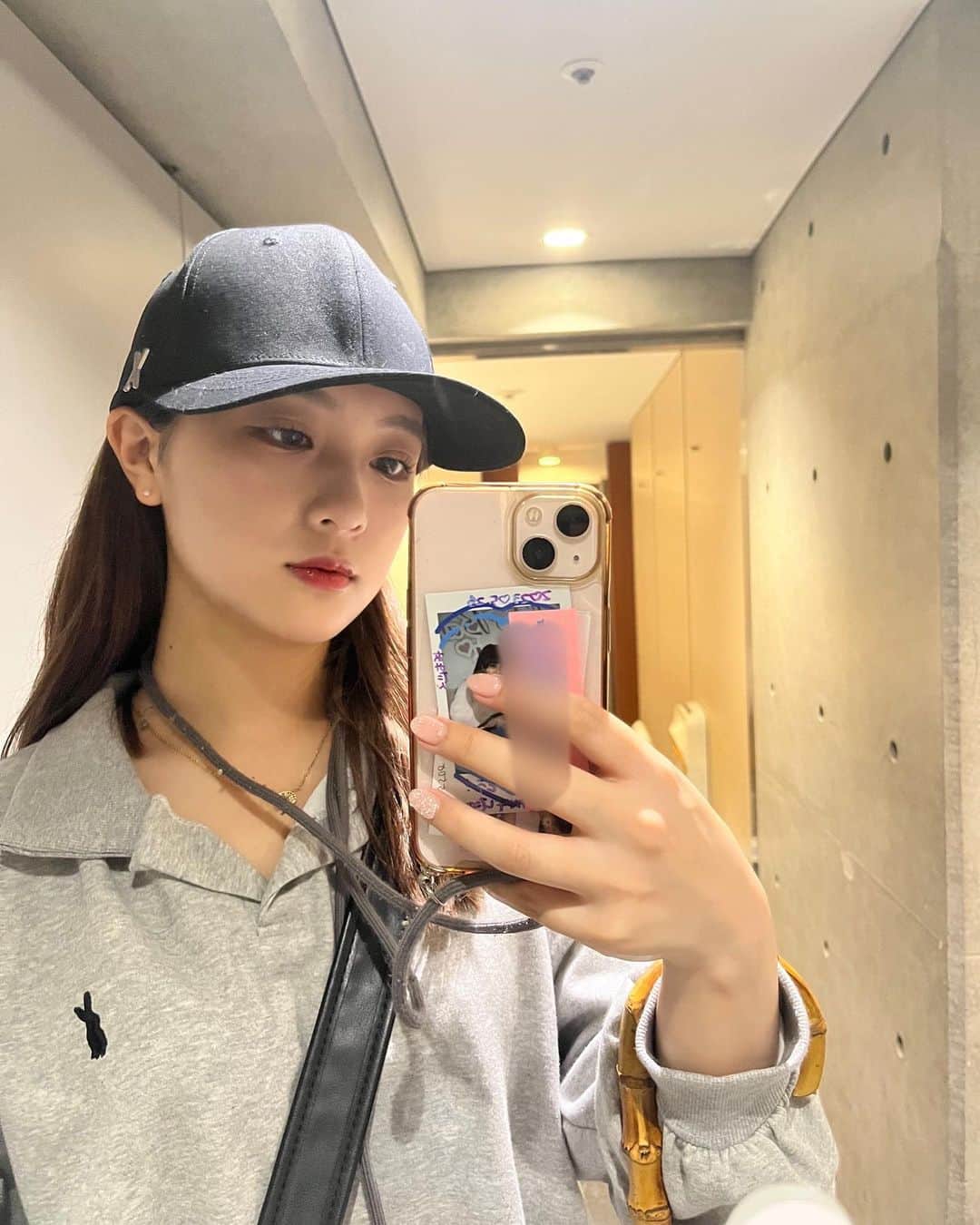 のインスタグラム：「鏡🪞 これは過去ピクだけど最近眉毛整えてる👶🏼 そろそろ髪の毛ロングに戻しちゃおかなー？」