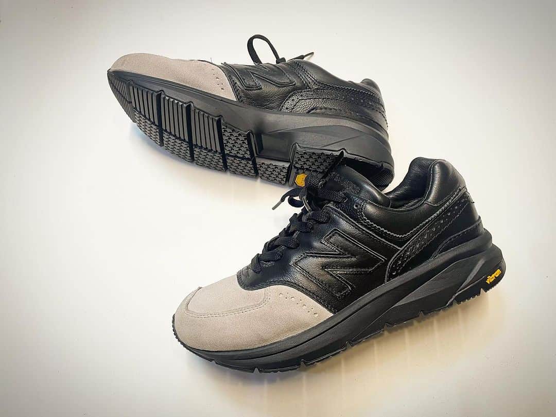 Sneaker At Randomのインスタグラム：「new balance  オールソール交換  劣化してしまった元のソールは取り外し、人気のビブラムソールで交換いたしました。  ご依頼ありがとうございました。  お気に入りのニューバランスの ソールが壊れて(劣化)しまっても、 ソール交換する事で、 また履くことが出来ます。 お見積もりご希望のお客様は アトランダムホームページのお問い合わせから、お気軽にご相談下さい。   #newbalance #nb990 #nb993 #nb992 #別注 #nb  #Vibram #vibram #カスタムペイント #nb576  #スニーカー剥がれ#アンジェラスペイント#AngelusPaint#スニーカー好き#スニーカーアトランダム #スニーカー #スニーカー修理 #修理職人 #市川 #本八幡 #大阪 #心斎橋 #梅田　#高円寺#sneakeratrandom #sneaker #shoestagram #repair」