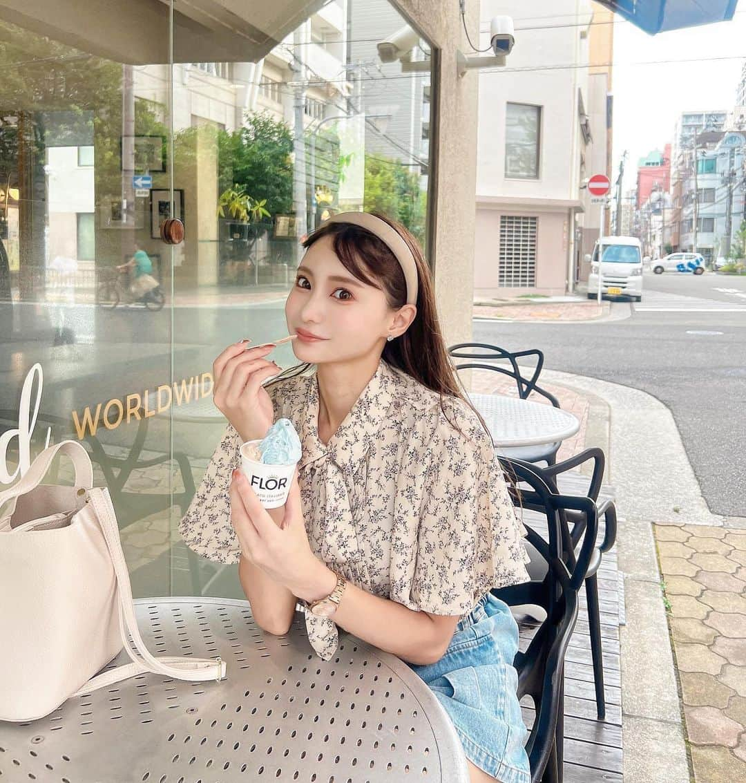 高崎モモコ のインスタグラム：「テラス席のある本格濃厚ジェラート🍨 . . 🍨【FLOR Gelato】 @florgelato_osaka 📍靱公園近く/本町駅阿波座駅徒歩圏内 . . もう９月やのに暑すぎますよね🥵 冷たいもの食べたくなる!!! 本格ジェラートが大阪で食べられると聞いて 速攻飛んで行きました😚♡ . イタリアに来たような洗練された外観に惹きつけられます🇮🇹 . サイズやフレーバーは選べる種類が多くて迷いました🫣 . . 迷ったあげくチョイスしたのはこの2つ🤍 . 🥣マーレ: 自然の色素を使った水色のギリシャヨーグルト味 🥃アマレット: アーモンドリキュールを使った杏仁豆腐のような味わい . 普段ジェラート食べる時ミルク🥛とかよくあるフレーバーにするけど、今回はオーナーさんのおすすめを選んで冒険してみてよかった😆😆😆 濃厚で美味しかったです！ . せっかくなのでおしゃれなテラス席でゆっくりいただきました✌️ わんちゃん🐶もOKなので靱公園でお散歩しつつジェラートを一緒に食べにくるのもありですね😍 . . イタリアの本格ジェラート🍨をぜひ大阪で味わってみてください💌 . . #ジェラート#本格ジェラート#大阪アイス #靱公園#大阪ジェラート#本町スイーツ #大阪グルメ#大阪スイーツ#本町グルメ #阿波座グルメ#阿波座スイーツ#本町スイーツ #FLORgelato#イタリアンジェラート#関西スイーツ #関西グルメ#関西旅行#大阪旅行 #大阪観光 #関西インスタグラマー#グルメインスタグラマー#大阪インスタグラマー #関西インフルエンサー#関西インスタグラマー#関西モデル #関西フリーモデル#関西アパレルモデル#大阪モデル」