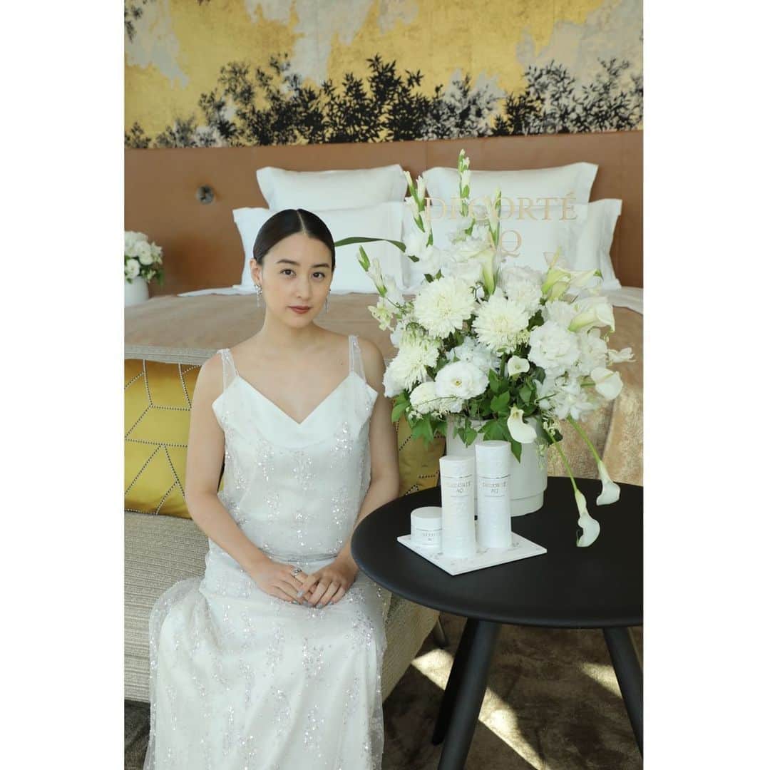 山本美月（スタッフ）のインスタグラム：「「DECORTÉ AQ」新商品体験会に参加させていただきました✨  部屋からの景色や優しい香りは、 まさにいやしのひと時でした🌿  衣装: ドレス @nohratokyo   ジュエリー @bulgari    #DECORTÉAQ  #コスメデコルテ」