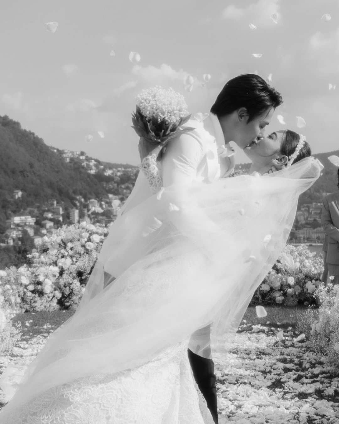 キンバリー・アン・ウォーテマス・ティアムシリのインスタグラム：「Married🤍 #MarKimTheWedding   Wedding dress @dior  Venue @villabonomi  Makeup @andisoon  Groom makeup @tungpui69  Hair stylist @jcreef  Photographers @bug_sueb @nawaphon_present  Planner @idoinlakecomo  Travel management @beyourtravel2022」