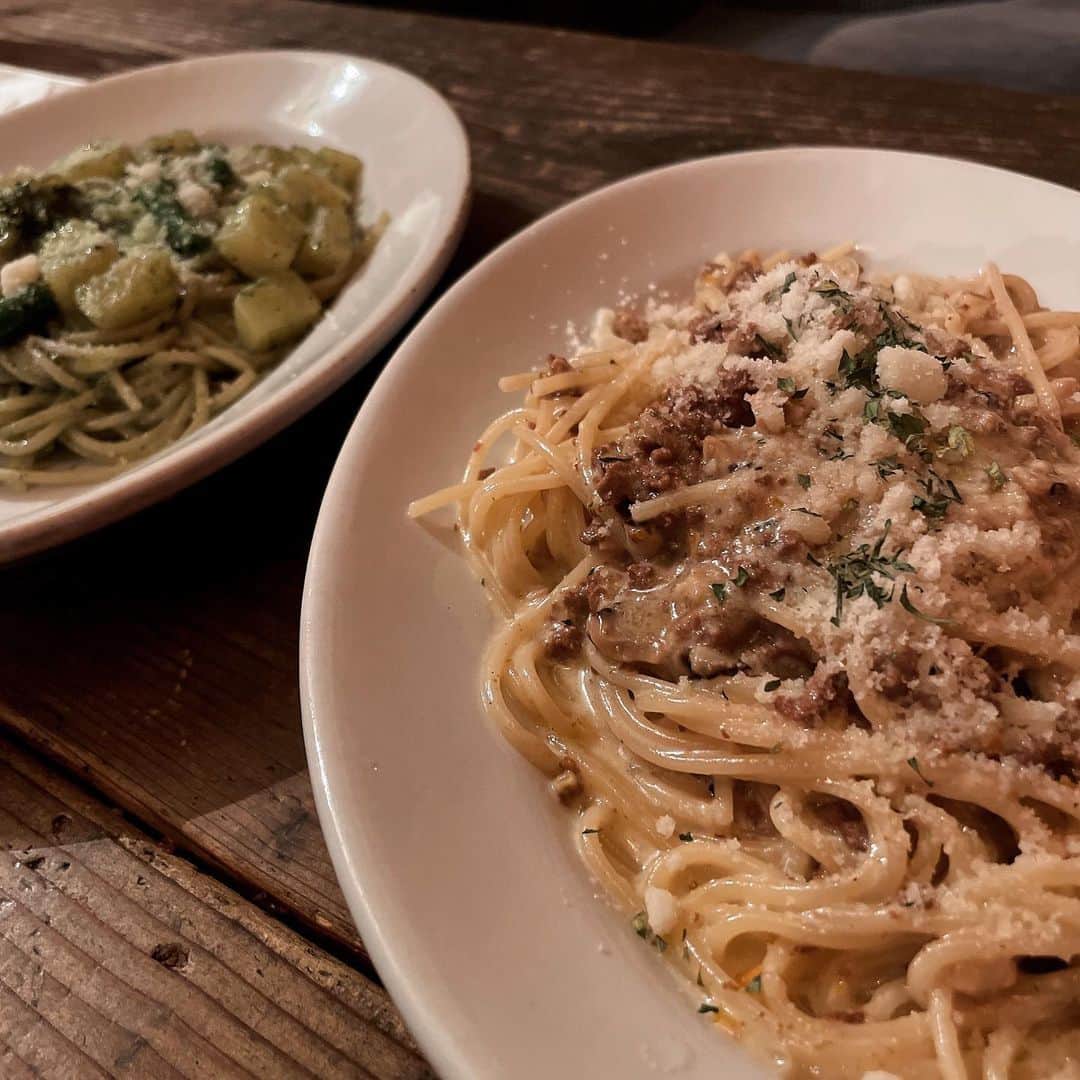 加藤 聖也のインスタグラム：「. 近所に素敵なお店を発見🫡 ログハウス風な一軒家のお店。  頼んだご飯全部美味しかったけど ミートクリームパスタがお気に入りすぎた...🤤🫧  また近々食べに行こう🤤  #TrattoriaMiSHiN #Pasta #dinner」