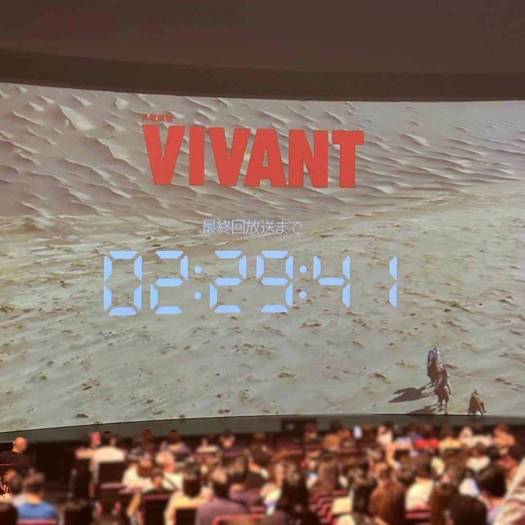 VIVANTのインスタグラム：「🐫 #VIVANT ファンミーティング🐫  配信スタートまで30分を切りました！！  まだまだ間に合います！  福澤監督× #竜星涼× #ドラム による初出し情報満載の制作裏話をたっぷり語ります！  最終回放送前からも ぜひ一緒に盛り上がりましょう🔥」