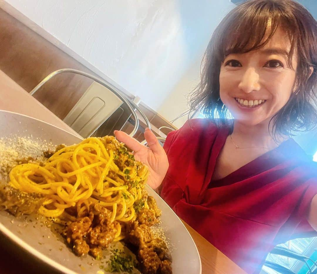 佐藤彩さんのインスタグラム写真 - (佐藤彩Instagram)「ボロネーゼ専門店 ミナミ🍝 南区藤野で9月7日にOPENしたお店です！  ちなみに今日9月17日は イタリア料理の日だそうですよ🇮🇹 . . 私がいただいたのは 煮込み牛スネ肉たっぷりの ミナミのボロネーゼ✨  お肉ゴロゴロで、旨みたっぷり😳！ すごく美味しかったです☺️✨✨  ボロネーゼはお肉のパスタですが とても奥が深い😳！  こんなにいろんな種類があるのか！ 全部食べてみたい！ と思うラインナップでした😊  今後もどんどんボロネーゼのメニューが 増えていく予定だそうですよ☺️  ランチタイムが16時30分までというのも 嬉しいポイントです🙌  ●ボロネーゼ専門店 ミナミ (@bolognese_minami ) 札幌市南区藤野3条1-2-1 はまなすビル 1F 石山通り沿い ターコイズグリーンの建物  #ボロネーゼ #イタリアン #パスタ #ボロネーゼ専門店ミナミ #ボロネーゼ専門店 #ミナミのボロネーゼ #パスタ好き #札幌イタリアン #札幌パスタ #hbcradio #朝刊さくらい #彩の街角ネクストフォーカス でご紹介」9月17日 18時49分 - hbc_ayasato