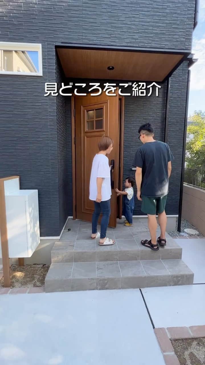 homelife 夢を叶える暮らし方のインスタグラム：「シンプルモダンな自然素材のお家🏠見どころをご紹介🎵 #アーキホーム #注文住宅 #自由設計 #無添加漆喰 #漆喰 #収納」