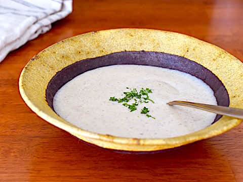 ヤマサ醤油株式会社のインスタグラム：「「きのことじゃがいものポタージュ」 https://recipe.yamasa.com/recipes/5329 今日のレシピは #えなりん さん！  たっぷりのきのことじゃがいもを使った、とろうまポタージュ。シンプルな食材ながら、コンソメ不要、生クリーム不要でコクうまな仕上がり。「ヤマサ 絹しょうゆ」の上品な風味に、きのことバターの旨みが合わさり豊かな味わいに。さっと作れるのに、簡単に味が決まるので、おもてなしにも重宝できる一品です。   #絹しょうゆ #自炊 #happyrecipe #foodphotography #ヤマサ #instapic #instagood #ハッピーレシピ部 #delish #instadaily #在宅楽飯 #soysauce #人気 #jp #テレワーク飯 #instafood #yamasa #おうちごはん #レシピ #ランチ #簡単 #recipe #photooftheday #昼ごはん #yummy #時短メニュー #定番」