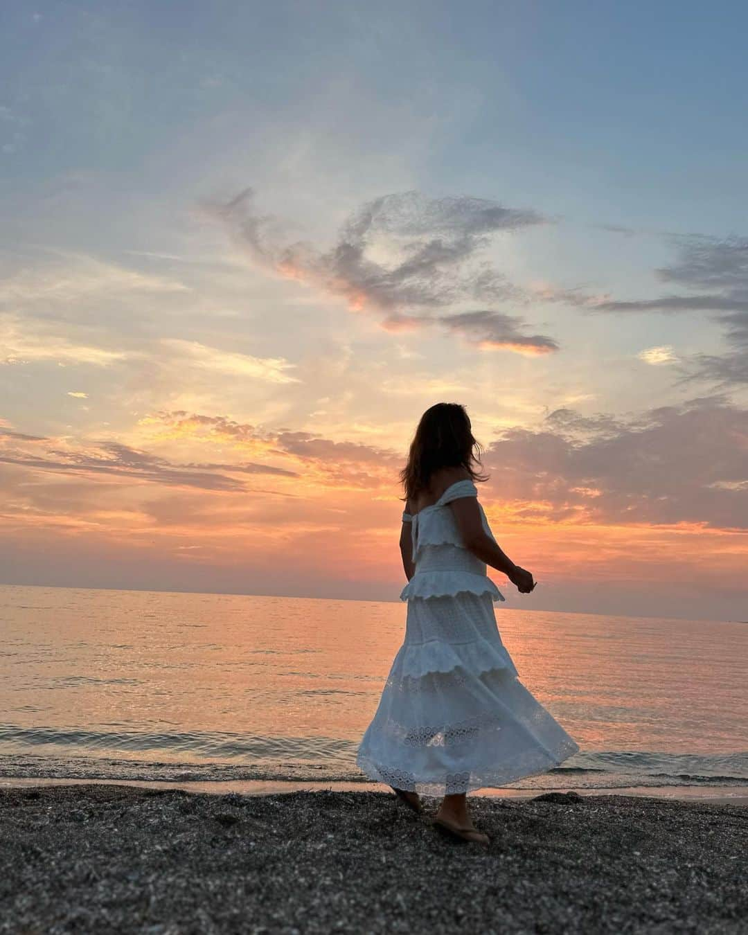 伊藤羽仁衣のインスタグラム：「Sunsetが美しくて… 地球って本当に美しいね✨ ・ 今回の旅は一瞬、一瞬が宝物のようにキラキラしていて…人生が豊かに なりました🥂  サンマルツァーノの皆様、企画してくチヨミン本当にありがとうございますございました🤍  #サンマルツァーノワイン　のワインはこの豊かな大自然とハートフルな人たちからできてる… だからこんなに美味しいのね🍷  @sanmarzanowines   #sanmarzanowines #サンマルツァーノワイン #Puglia #プーリア #italianlifestyle #presstrip  #calce#カルチェ #edda#エッダ #tramari#トラマーリロゼ #timo #ティーモ #hanyito #伊藤羽仁衣  #素敵な写真が沢山あるのでたくさんの投稿お付き合いください☺️」