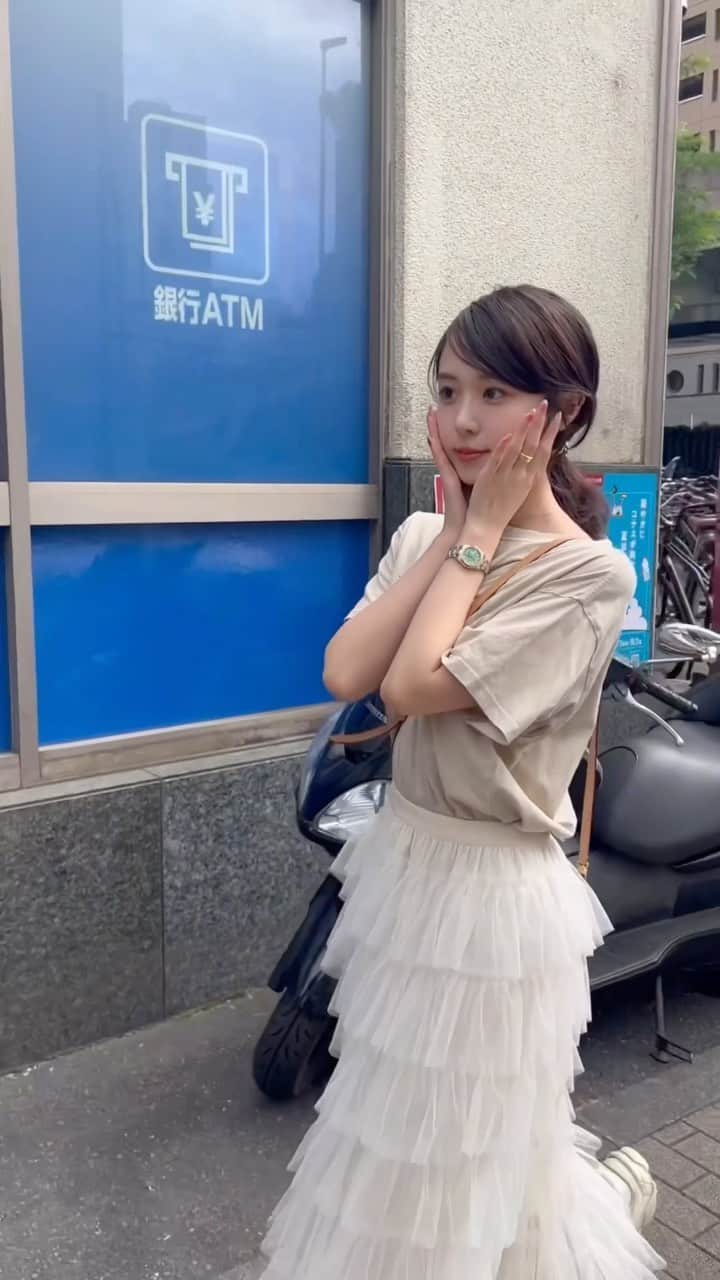 のインスタグラム：「昨日ね、ヘルスケア見たら 2万歩あるいてた🚶‍♀️🚶‍♀️  シンプルにびっくり😲  #コーデ#ファッション#コーディネート#骨格ウェーブ#骨格ウェーブコーデ #coordinate#  #fashion #ootd #style#チュールスカート#ロングスカート#チュールスカートコーデ」