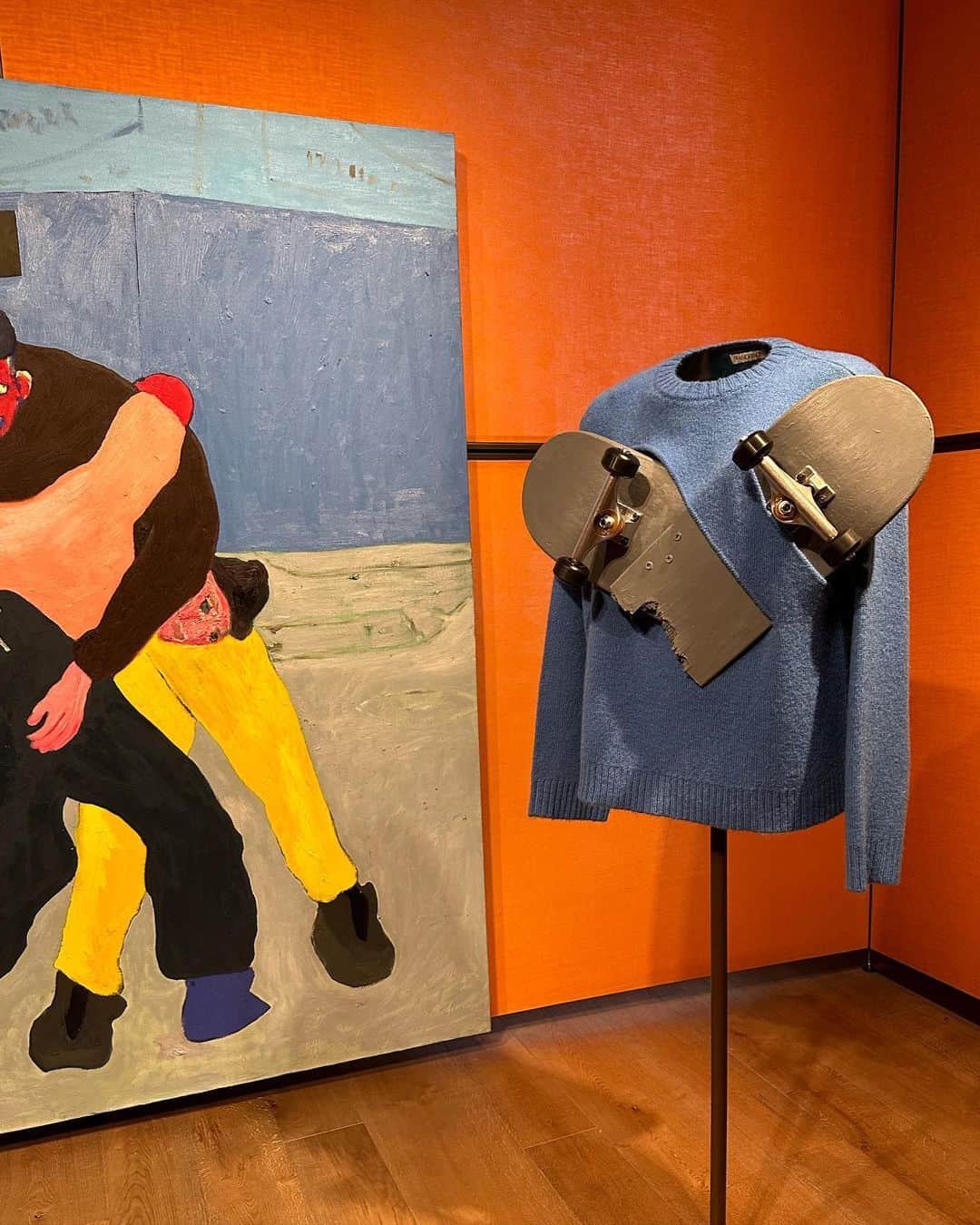 AnOther Magazineのインスタグラム：「With works from an array of artists like #LucianFreud, @hamiltonanthea and @david_hockney among his own designs, @jonathan.anderson’s new exhibition, On Foot, opens tomorrow.   Staged at London’s @offerwaterman, the exhibition “unfolds like a walk-through London, embracing the stark contrasts and unlikely juxtapositions that even a short journey through the city offers up.” The show offers viewers a chance to celebrate the city which his own label, @jw_anderson, calls home.   📸 by @rebeccaperlmutar」