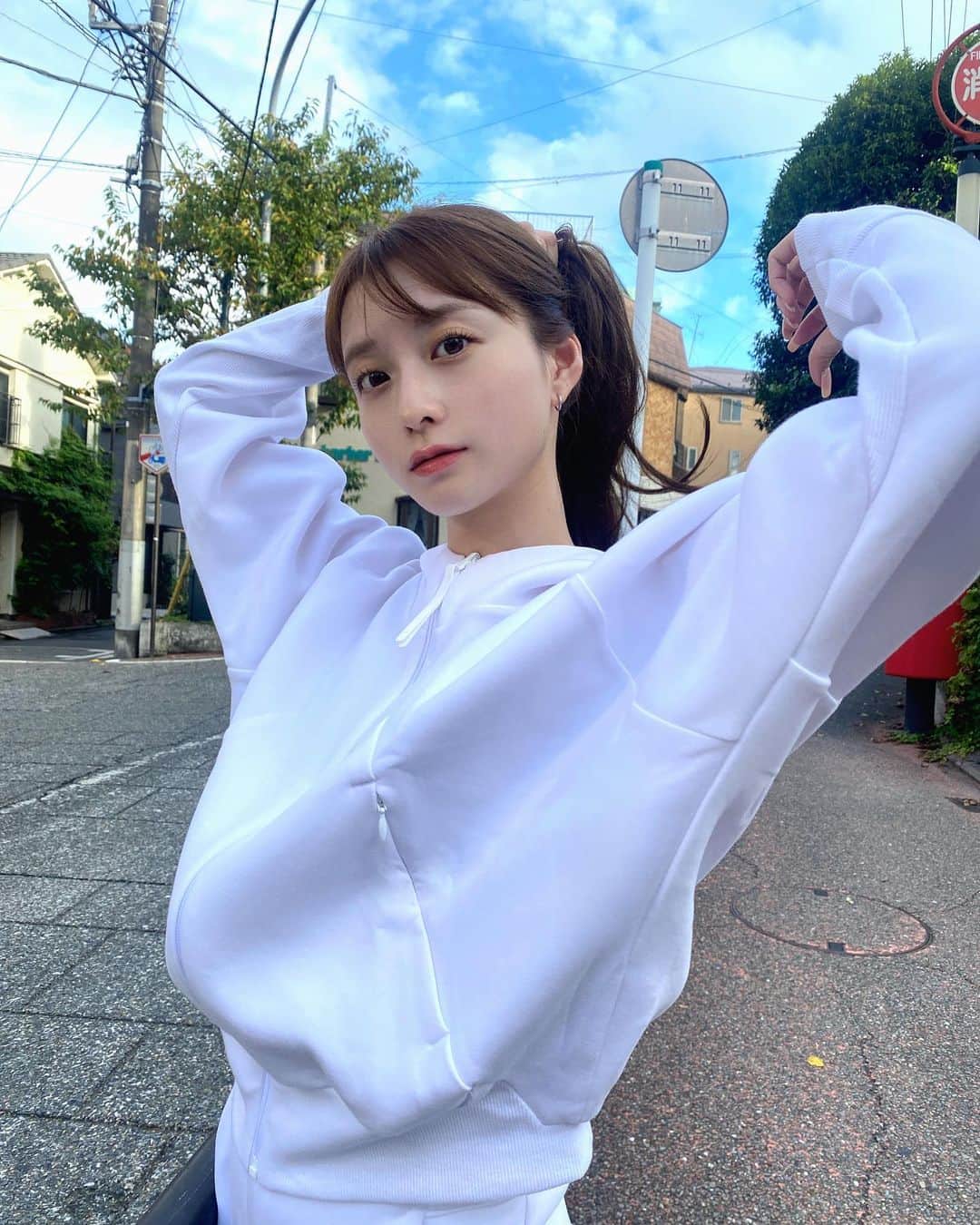 のインスタグラム：「・ ・  最近運動に夢中になって来た私🏃‍♀️ 可愛いウェアとシューズで気分を上げて もっと好きになっていきたい🩵🪼  @adidastokyo  #adidas #pr  ・ ・」