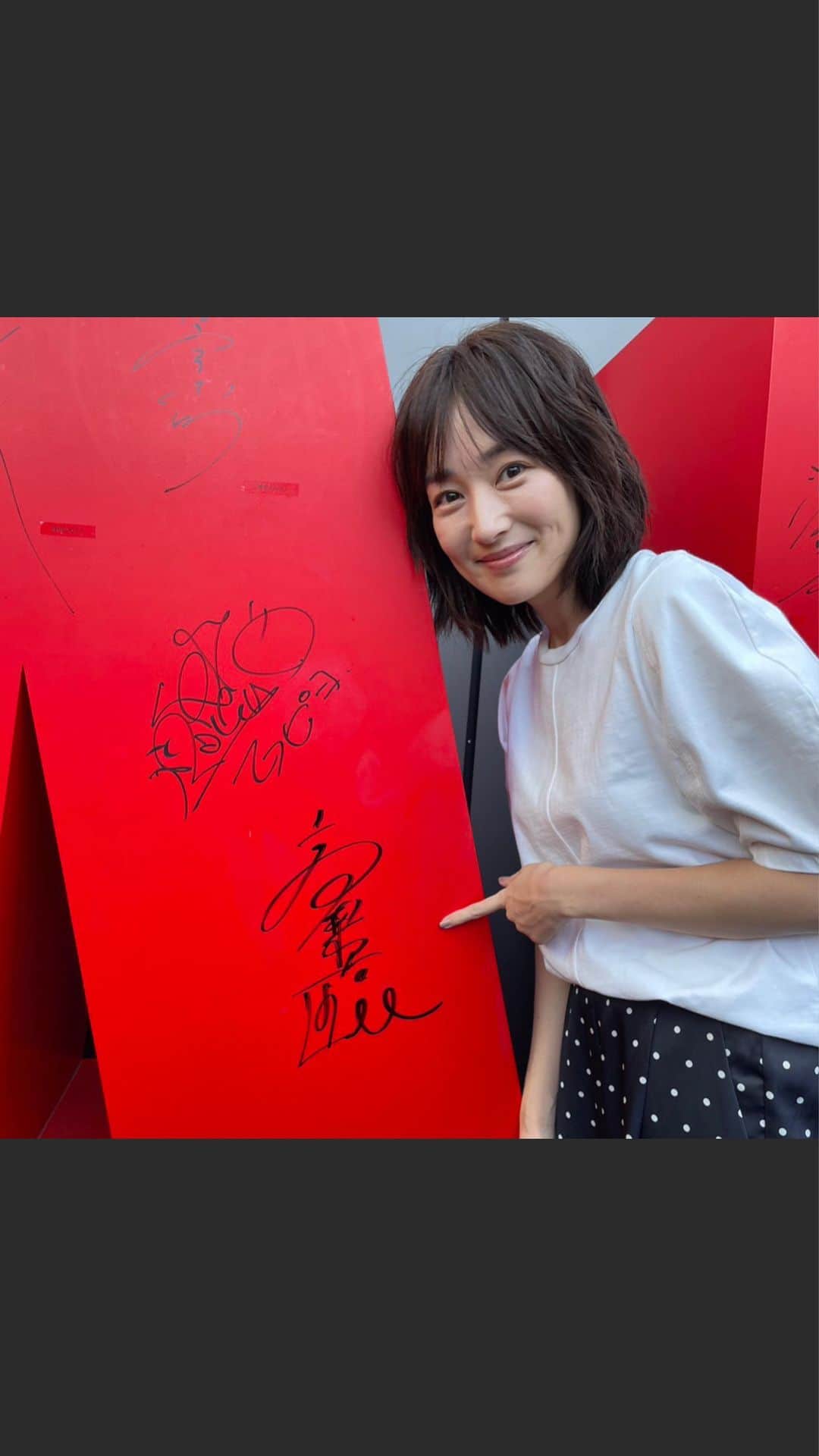 のインスタグラム：「🔴あと2時間！最終回79分SP⚫️  VIVANTモニュメントに #高梨臨 さんに サインをしていただきました！  第9話で、卓に復讐してと言い残した明美。  過酷な運命を生きた卓、明美、憂助の結末は…  今夜9時〜最終回をお見逃し無く！  #𝐕𝐈𝐕𝐀𝐍𝐓」