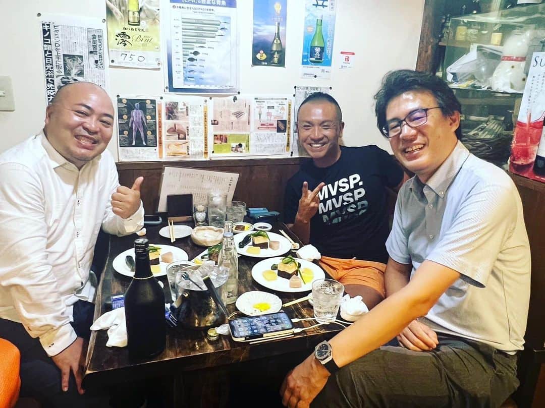 原田曜平のインスタグラム：「実は僕は長らく中国でも若者研究を行っていて、二冊の本も書いています。 コロナになってから中国には行けてないけれど。 中国の８０年代生まれの８０后世代、９０年代生まれの９０后世代について研究しています。 真っ黒い彼は僕の中国若者研究の初めての対象者。 調査を何から始めて良いか分からなかった２０年前、居酒屋の和民でバイトしていた留学生の彼に「中国のこと教えて」と話しかけ、その後たくさん友達を紹介してもらいインタビューを行う、、、そんなところからスタートしたのが僕の中国若者研究でした。 その後、死ぬ程中国大陸に行き、最初は上海から始まったものの、様々な地方にも行き、農村や村にまで泊まり、死ぬ程多くの中国人の若者の声を聞きました。 そんな恩人の彼と１５年ぶりに飲みました。もう連絡先が互いに分からなくなっていたのだけど、共通の知人がたまたま遭遇したようで。 僕にとって彼は中国研究の恩人でしたが、彼の方は彼で僕のことを「兄貴」と思ってくれていたようです。 まだ中国が貧しい時に、北京近郊の田舎から出てきた貧しい留学生の彼に散々奢ってくれた、と。お腹いっぱい唐揚げを奢ってくれた恩人だ、兄貴だ、と彼は再会した先日もたくさんお礼を言ってくれました。 むしろ、こちらは、きっと安い居酒屋で唐揚げを奢っていたのだと思い、申し訳なく思いましたが（苦笑）。 あの時苦学生だった彼ももう４０代。 中国とのビジネスで大成功して日本に住み続けているようです。 とにかく話しかける。現地に足を運ぶ。 この足で稼ぐ定性調査は、僕のマーケティングの原点。 最近は調査に手を抜いているなあと改めて彼に会って初心を思い出しました。 日本と中国は本当に色々なトラブルが続く厄介な隣国。 彼のように両国を愛する人材がもっともっと増えてくれるといいのだけれど。 非常謝謝！！」