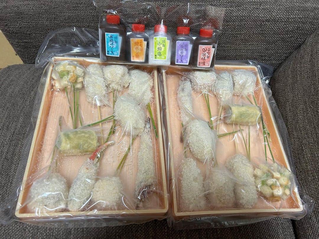 朝桐光のインスタグラム：「⭐️博多串揚げの串匠⭐️  『季節の串揚げ20本セット』  福岡の人気店「串匠」の熟練の職人が、店舗と同じように一本一本丁寧に手作りしている串揚げです✨ 季節と素材にこだわり、全て手作りで仕上げた専門店の味。串揚げの内容は、毎月変わります✨ 季節の山菜や野菜、魚、肉、貝など、専門店ならではの旬の味と香りをご家庭でお楽しみください🎶 おうちでも本格的に楽しむための、串匠特製串揚げソース、自家製田楽用赤味噌など5種類のソース付き✨ 串揚げの美味しい揚げ方の解説書も同梱しています✨  少し前に届いてたんだけど、休みの日にビールをのみながらゆっくり食べたくて楽しみにしてたの✨  揚げ物が得意ぢゃない私でも上手にできたぁ🎶  揚げ時間が書いてあるのが助かるーっ✨  どれもこった串揚げで高級串揚げ屋さんで食べてるみたい🥰  家でこのクオリティーの串揚げが食べれるなんて贅沢すぎるっ❤️🥰❤️  ソースも5種類ついてて、 どれつけようかなぁ〜って楽しいっ🎶🎶🎶  自分へのご褒美に、友達とホームパーティーに、プレゼントにも喜ばれると思う✨  博多まで食べ行きたくなっちゃうよねー✨✨✨  おすすめです✨☺️✨  https://www.kushisho.com/  PR @kushisho94  #串匠 #福岡串カツ #通販グルメ #お取り寄せグルメ #串揚げ専門店」