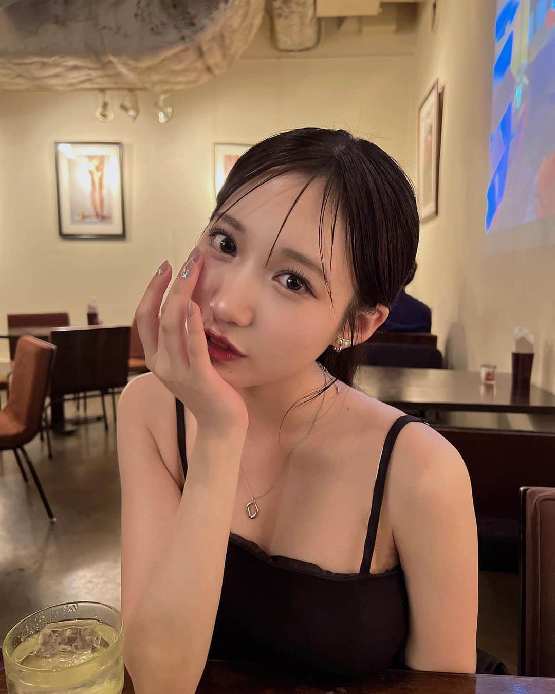 のインスタグラム：「メイクと髪型ちょっと変えた日🐈‍⬛❤︎  #iphoneカメラ #ヘアアレンジ #オールブラック #秋服コーデ #前髪アレンジ」