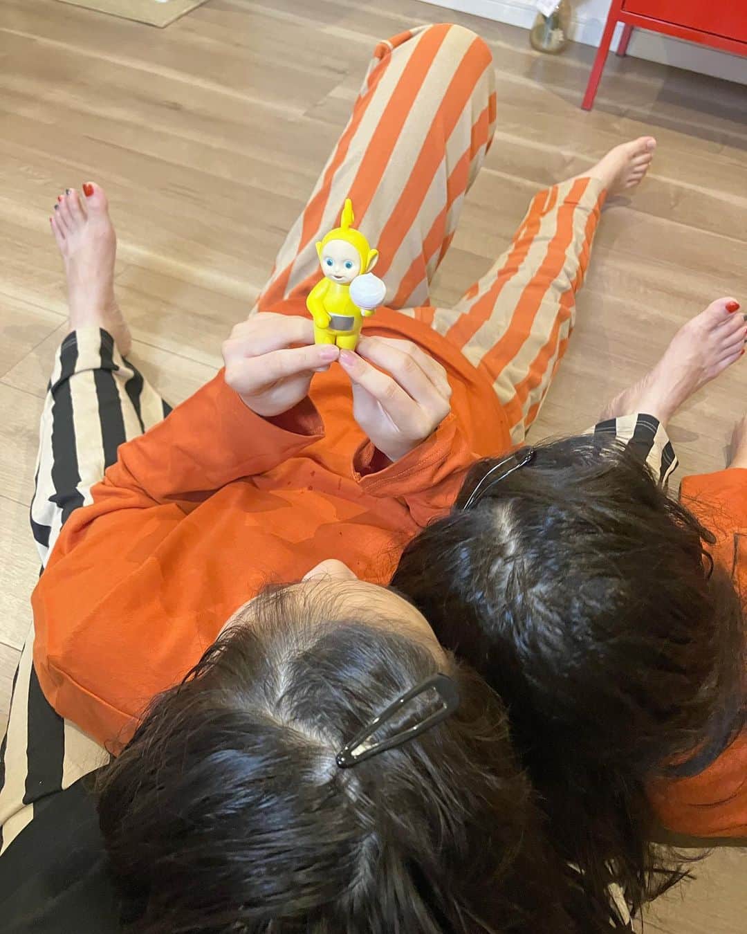 りんか & あんな（ツインガールズ）のインスタグラム：「3人暮らし☺︎☺︎☺︎ もう7年目かぁ〜😊 りんかあんなを守る事や悲しい思いを絶対させない！と必死で前に進んできたつもりで、、 今に至る🤭 もちろん大変な事もあるけど、それ以上に楽しい事の方がたくさん♡ とにかく2人が笑顔でいてくれたらそれが幸せ😊 ・ よく確認してくる事があって、 わたしが「え？よく確認してくるけど、自分で考えて決めたらいんじゃない？」 と言ったら… 「お互い確認し合うものはちゃんとしておいた方が、後から違ったー！とお母さんがイライラしなくて済むし、私達も叱られないじゃん」 と… 😳😳😳😳 ほー！！そうやってそれぞれのことを考えて報連相してくれてたから、 私達全く喧嘩せず平和だったのね！と今日気づいたわー🫣🫣🫣🫣 りんかあんながわたしを支えてくれてたのだー🫣🫣😊 ありがとうよっ☺︎ やっぱり君達の方が大人だっ🫡 #シングルマザー #なんかね〜姉妹で暮らしてる感覚 #それもこれも今まで積み上げてきたものだね #決めた事に後ろを振り返らず前進あるのみ」