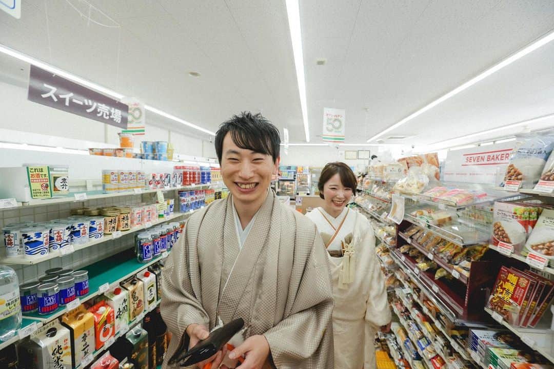 スタジオアクア新宿店さんのインスタグラム写真 - (スタジオアクア新宿店Instagram)「. こんばんは！ フォトグラファーの山村です☀️  ロケーションに向かう途中、お昼ご飯調達🥖 可愛すぎてそんな瞬間も納めちゃいました✨ 撮影はもちろん、 準幅から移動中までほんまに楽しかったですね😊  ご指名ありがとうございました✨ photographer @yuta_deco.ph  hairmake  @erina.deco.hm  · · -————————————————— シーズン料金22,000円OFFキャンペーン実施中。予約お急ぎください！ 来店相談会★オンライン相談会 ご予約受付中！ プロフィールのリンクからどうぞ ▷▷ @studioaqua_shibuya @studioaqua_karuizawa  【撮影空き確認はこちら】 スタジオAQUA表参道渋谷店 TEL:03-6712-5901 Mail:shibuya@studio-aqua.jp -—————————————————  スタジオアクアでは 一緒に働く仲間を募集しています！ @decollte_recruit  -————————————————— @decollte_wedding @decollte_weddingphoto @studioaqua_shibuya -————————————————— #カラードレス前撮り #撮る結婚式 #スタジオアクア #スタジオアクア表参道渋谷店 #2023冬婚 #2023秋婚  #フォトウェディング #ウェディングフォト #ウェディング #結婚式  #ウェディングドレス  #ナチュラルウェディング #卒花嫁 #前撮り #後撮り #日本中のプレ花嫁さんと繋がりたい #全国のプレ花嫁さんと繋がりたい #デコルテフォト #前撮りレポ #大人花嫁 #軽井沢 #おしゃれ花嫁 #ブライダルヘアメイク #ヘアメイク #ヘアアレンジ #和装前撮り  #ウェディングヘア #ウェディングヘアメイク #軽井沢撮影」9月17日 19時12分 - studioaqua.shinjuku