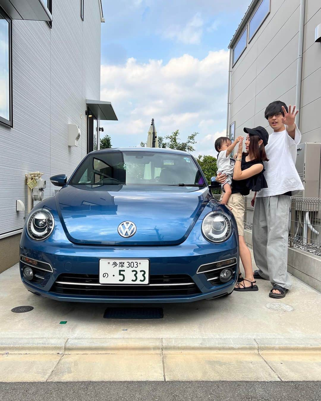 片桐優妃さんのインスタグラム写真 - (片桐優妃Instagram)「だいすきなビートル🚘この車に乗れたらいいなあの夢が叶った最高の愛車でした❣️ . ビートルは2ドアだからこどもができてどうしても手狭になって、それでも案外なんとかやれてたんだけどこれからキャンプに行く頻度が増えたりうちに遊びに来たおじいちゃんおばあちゃんを乗せる機会もあると思うと将来的にはやっぱりもうちょっと大きい方がいいのかな、、と漠然と考えてたら🤔 思いがけない出会いがあり想像してたよりはやくビートルとお別れすることに🙈 . 本当にだいすきで1番憧れの車だしこれから先も1番好きな車かもしれない🥰3年間一緒におでかけできて本当によかった🫶私たち家族の最初の車になってくれてありがとうー👪(もうナンバーも変わったので、消さずにそのままで🤣) . #ビートル #ザビートル #ザビートルデザイン #thebeetle #beetle #フォルクスワーゲン #フォルクスワーゲンビートル #ビートルのある生活 #愛車」9月17日 19時15分 - yuki710