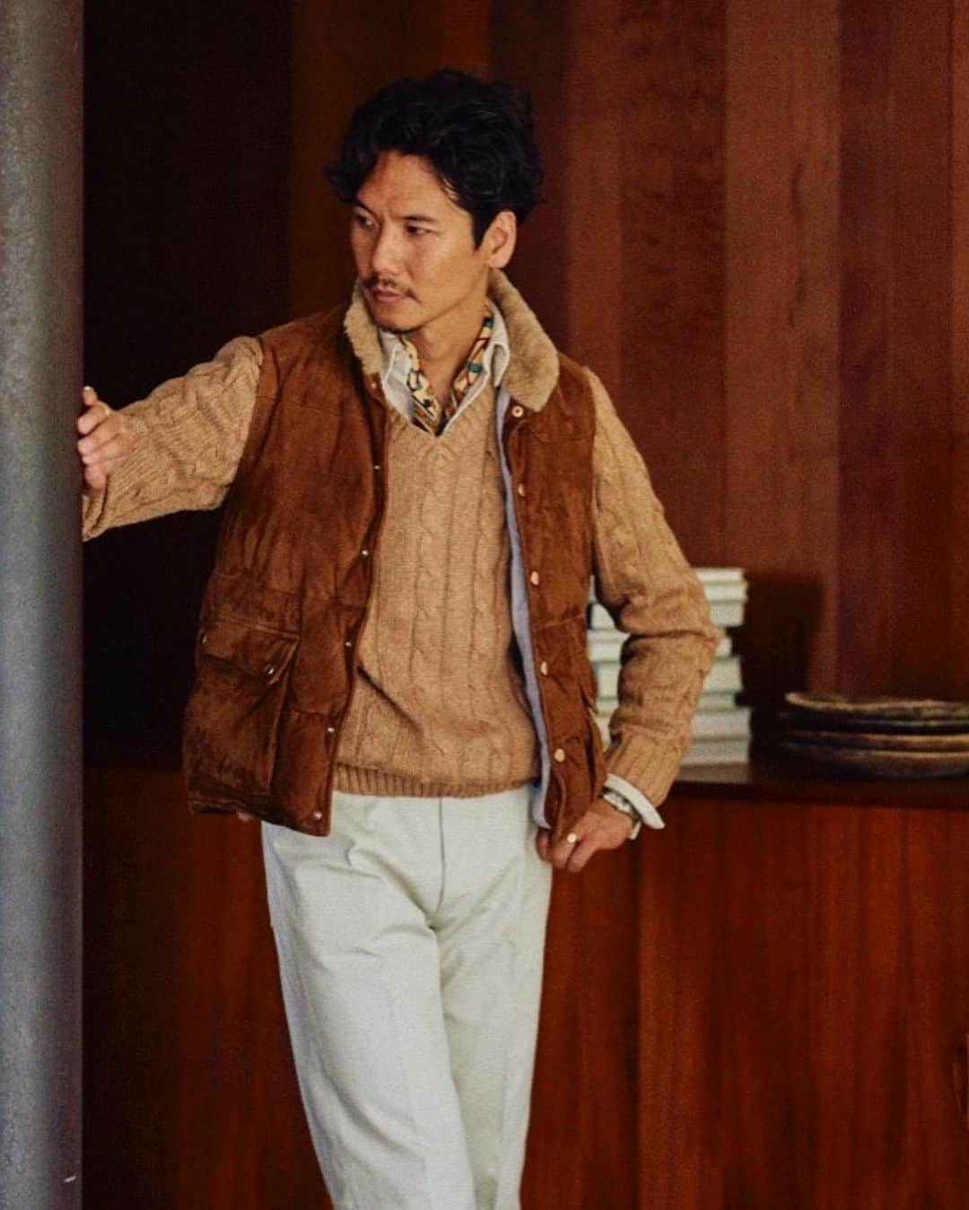 Shuhei Nishiguchiさんのインスタグラム写真 - (Shuhei NishiguchiInstagram)「"2023AW My recommended styling12" @mr_beams_webmagazine   この秋冬ジーニックに別注したピケの5ポケットパンツ。オーセンティックなオフホワイトのピケを別注で用意しました。王道とストレートテーパードシルエットはあらゆるスタイリングに合わせられる一品です。  スエードのダウンベスト、シルクのケーブルニット、サテンのウエスタンシャツ、ウエストンのヨットを合わせた休日に車で出掛けるならをイメージした寛いだ大人のスポーティスタイルです。  Ph. @satoshikuronuma   Down vest： @cinquanta_official  Shirt&Knit： @poloralphlauren  Necker chief： vintage  5pockets： jeanik Shoes @jmwestonofficial   #beamsf #classicmenswear #vintagefashion #modernclassic #menwithclass #influence #follow #ootdmen」9月17日 19時16分 - shuhei_nishiguchi