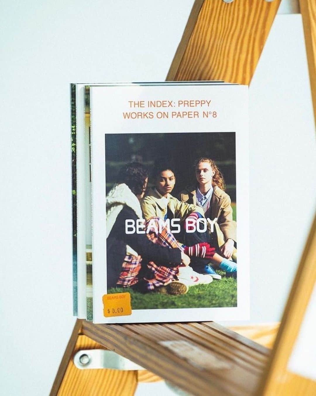 ビームス神戸さんのインスタグラム写真 - (ビームス神戸Instagram)「. <BEAMS BOY＞ の新たなノベルティブックの配布がスタートします！ タイトルは 『THE INDEX:PREPPY』。 今年で25周年を迎えたBOYにとって、重要なカテゴリーの一つである“TRAD"を改めて振り返り、 その中でも特に今回着目したのが“PREPPY"。 基本を大切にしながらも、BOY流に服を楽しむ“PREPPYSTYLE"をコーディネート、アイテム、テキストを通して紐解いていきます。 難しく考えず、まずは手に取って読んでいただきたいなと思っています。 何故なら今回の作成にあたり、大切にしたことは「他でもない<BEAMS BOY＞ のことが分かる一冊にしたい」という思い。難しい事は一度脇において、私たちがBOYを好きな理由を一つ一つ思い出しながら作りました。 なので、皆さんにもこれを読んでBOY愛を深めていただけたら、一番嬉しいです！本望です。 BOYのことを知っている方読んだら皆んなで共感できて、まだ私たちのことを知らない方が読むと、BOYの世界の入り口に立てるような、そんなブックになったと思います。 私たちが大好きな<BEAMS BOY＞が詰まっています！ そして表紙も豪華な4パターン！私はもうどれにするか決めました！皆様もお気に入りの一冊を選んでください。 . #beamsboy_directors_mag #index_preppy_beamsboy #beams #beamsboy #ビームス #ビームスボーイ」9月17日 19時20分 - beams_kobe