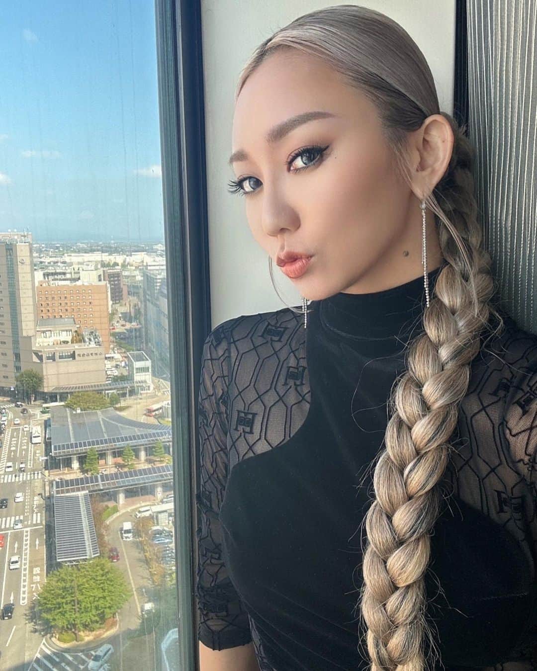 倖田來未のインスタグラム：「. 石川1公演目❤️ みなさん来ていただきありがとうございました！ ⁡ 初日ということで、倖田來未ぽい衣装でまずは、登場でしょ？！というスタッフの意見から、両サイドバックリレースのドレス❤️でございました！！ ⁡ #SpecialTalkShow23 #kodakumi #倖田來未」