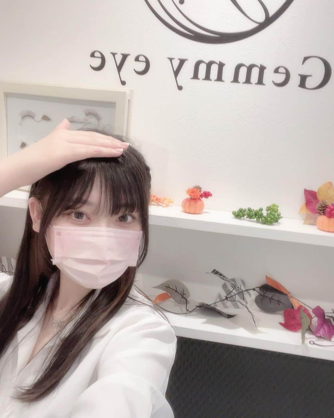 歩花のインスタグラム：「目、眉のドアップ映ります⚠️  最近美容のことで外に出てるね🤝🏻  眉毛整えていただきましたー😭 @gemmyeye_eyelash.eyebrow  @gemmyeye_tanaka  前髪で隠れはするけどずっと気になってたので綺麗でとても嬉しいです(^^)v  #眉毛サロン #眉毛」