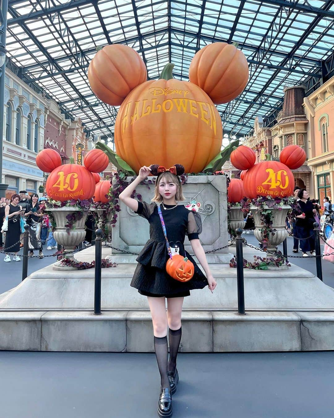 エリンコさんのインスタグラム写真 - (エリンコInstagram)「🎃🖤 . パーク入ってすぐ目に入った 大きなオブジェに感動ーっ❣️❣️❣️ 皆でカワイイー💓って叫んじゃったよ🤣❤️‍🔥 . 並んで皆で記念撮影ーっ📸 オバケちゃんポーズ👻💫 . ハロウィンカチューシャも可愛いすぎて 買ってすぐホテルに戻って もう一個皆で合わせたよぉ〜🦇♡ . ポップコーンバケットにもオバケちゃん付いてて 可愛いすぎたよぉ🥹❣️ ランプもつくよぉ💡 . 絶対食べたかったパンプキンソフトクリームと チュロスも食べれて大満足ーっ🥰💕 . 一個目のパステルコーデと二個目のブラックコーデ どっちが好き？？😍 . トップス @pinkhouse_press （ @pinkhouse_chelsea ） キャミワンピ @honeymihoney_official  ショートパンツ @zara  シューズ @shoesincloset_official  ネックレス @tiffanyandco  . #ディズニーハロウィン #お揃い風コーデ #disneyland #Dハロ #ハロウィン #ハロウィン2023 #ディズニーハロウィン2023 #disneyhalloweenparty  #disneyhalloween #シャギーニット #ローファー#disneyhalloween2023 #ディズニーコーデ #えりんこディズニー #ディズニーフォトスポット」9月17日 19時23分 - erinko0315