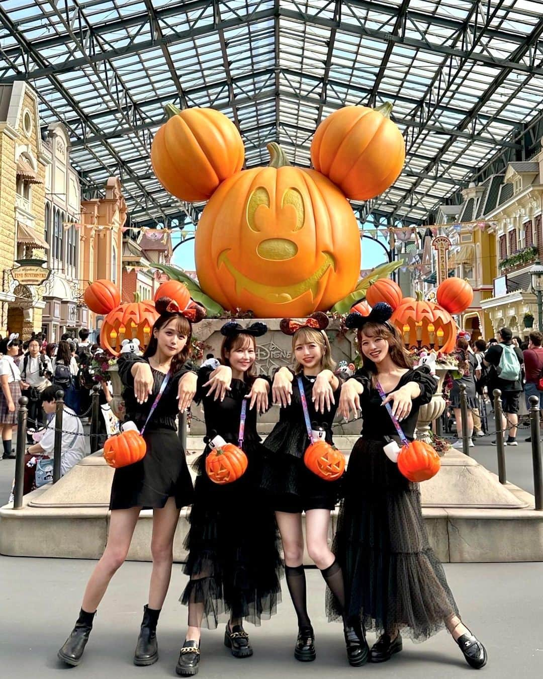 エリンコさんのインスタグラム写真 - (エリンコInstagram)「🎃🖤 . パーク入ってすぐ目に入った 大きなオブジェに感動ーっ❣️❣️❣️ 皆でカワイイー💓って叫んじゃったよ🤣❤️‍🔥 . 並んで皆で記念撮影ーっ📸 オバケちゃんポーズ👻💫 . ハロウィンカチューシャも可愛いすぎて 買ってすぐホテルに戻って もう一個皆で合わせたよぉ〜🦇♡ . ポップコーンバケットにもオバケちゃん付いてて 可愛いすぎたよぉ🥹❣️ ランプもつくよぉ💡 . 絶対食べたかったパンプキンソフトクリームと チュロスも食べれて大満足ーっ🥰💕 . 一個目のパステルコーデと二個目のブラックコーデ どっちが好き？？😍 . トップス @pinkhouse_press （ @pinkhouse_chelsea ） キャミワンピ @honeymihoney_official  ショートパンツ @zara  シューズ @shoesincloset_official  ネックレス @tiffanyandco  . #ディズニーハロウィン #お揃い風コーデ #disneyland #Dハロ #ハロウィン #ハロウィン2023 #ディズニーハロウィン2023 #disneyhalloweenparty  #disneyhalloween #シャギーニット #ローファー#disneyhalloween2023 #ディズニーコーデ #えりんこディズニー #ディズニーフォトスポット」9月17日 19時23分 - erinko0315