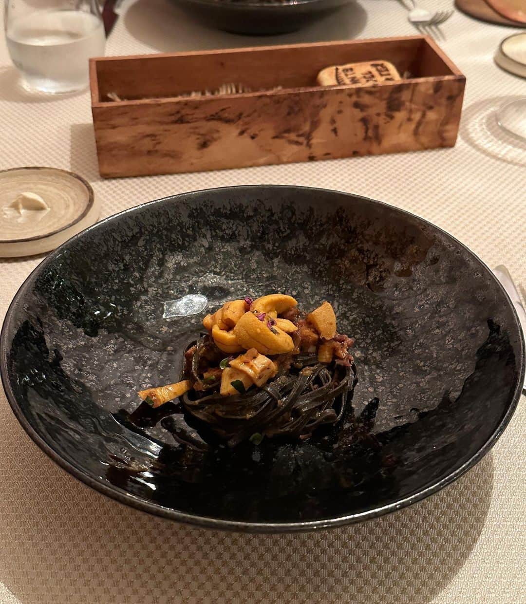 高木由梨奈のインスタグラム：「イカ墨が練り込まれた麺のパスタ🍝 ウニが乗ってて最高だった☺️  お気に入りのシャツワンピース(2枚目)は @_estella.k_ の♡ 膝丈だからこれからの季節ロングブーツと合わせると可愛いの👢🍂」