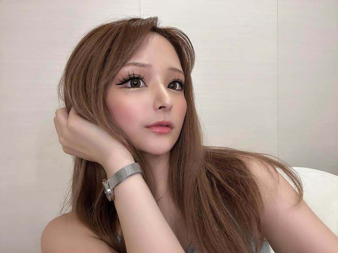 高木美佑のインスタグラム：「. さらにしてもらったギャルメイク💄  ストーリーで反応が過去一好評でした💭  ツケマすると二重狭くなって 盛れづらくなるから自撮り必死だった😂  #ギャル」