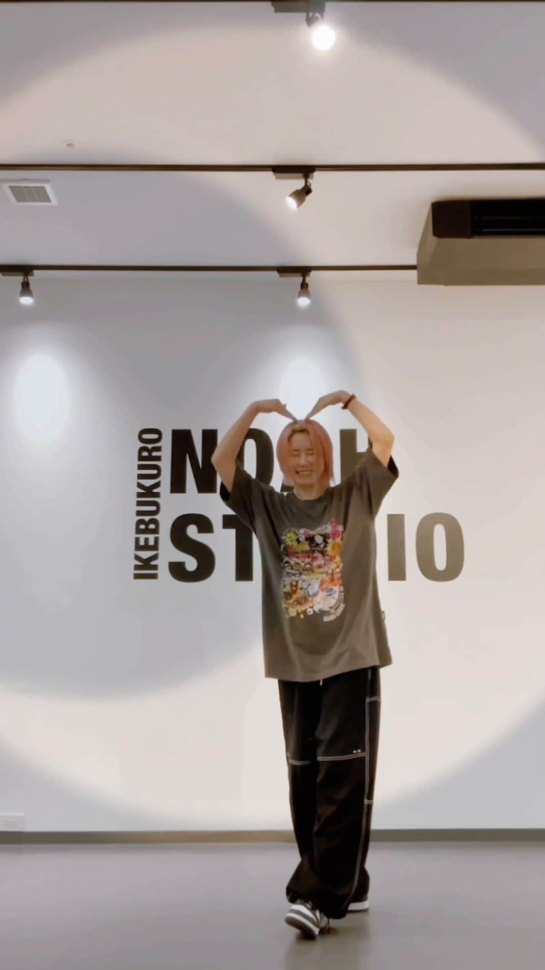 miumeのインスタグラム：「US 👩‍❤️‍💋‍👨  アーティスト・曲・振り付け 全部が好きで 毎日聴いてる曲🎧🫶 세상에서 제일 @moonjongyeup 의 춤을 좋아해❤️🖤  #문종업 #moonjongup #moonjongup_us」