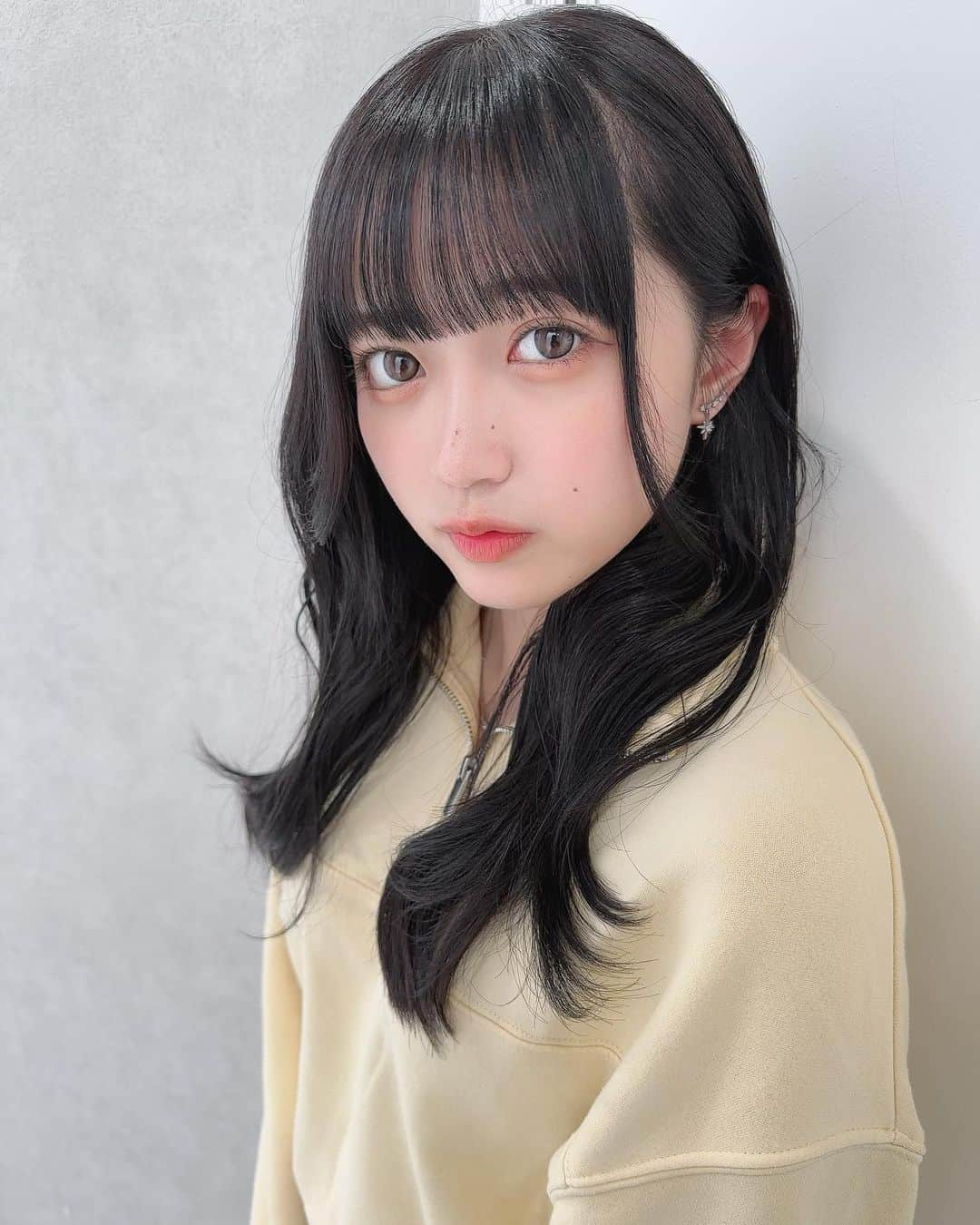 上田美夢のインスタグラム：「明日のために王道黒髪の重めぱっつんにしてきたんだ〜〜🌼🤍  久々のがっつり真っ黒！！どうですか、(,,- -,,)  今回もcachecacheさんです‪‪♩.• @nsy_takumi さんが担当してくださってます︎☺︎いつもありがとうございますᐡ •̥  ̫ •̥ ᐡ‪‪❤︎‬  ┈┈┈┈┈┈┈┈┈♡┈┈┈┈┈┈┈┈┈┈  公式 @puregi_official  ・ ・ #PureGi #ぷれっぢ  #MIYU  #アイドル #オレンジ担当 #アイドルガーリー #フレンチガーリー  #夏 #高校生 #JK #JKブランド #みゆまる #ブリーチなしカラー #ブリーチなし #暗髪カラー #暗髪  #アイドルヘア #黒髪カラー #暗髪カラー #重めぱっつん #重め前髪 #黒髪ロング」