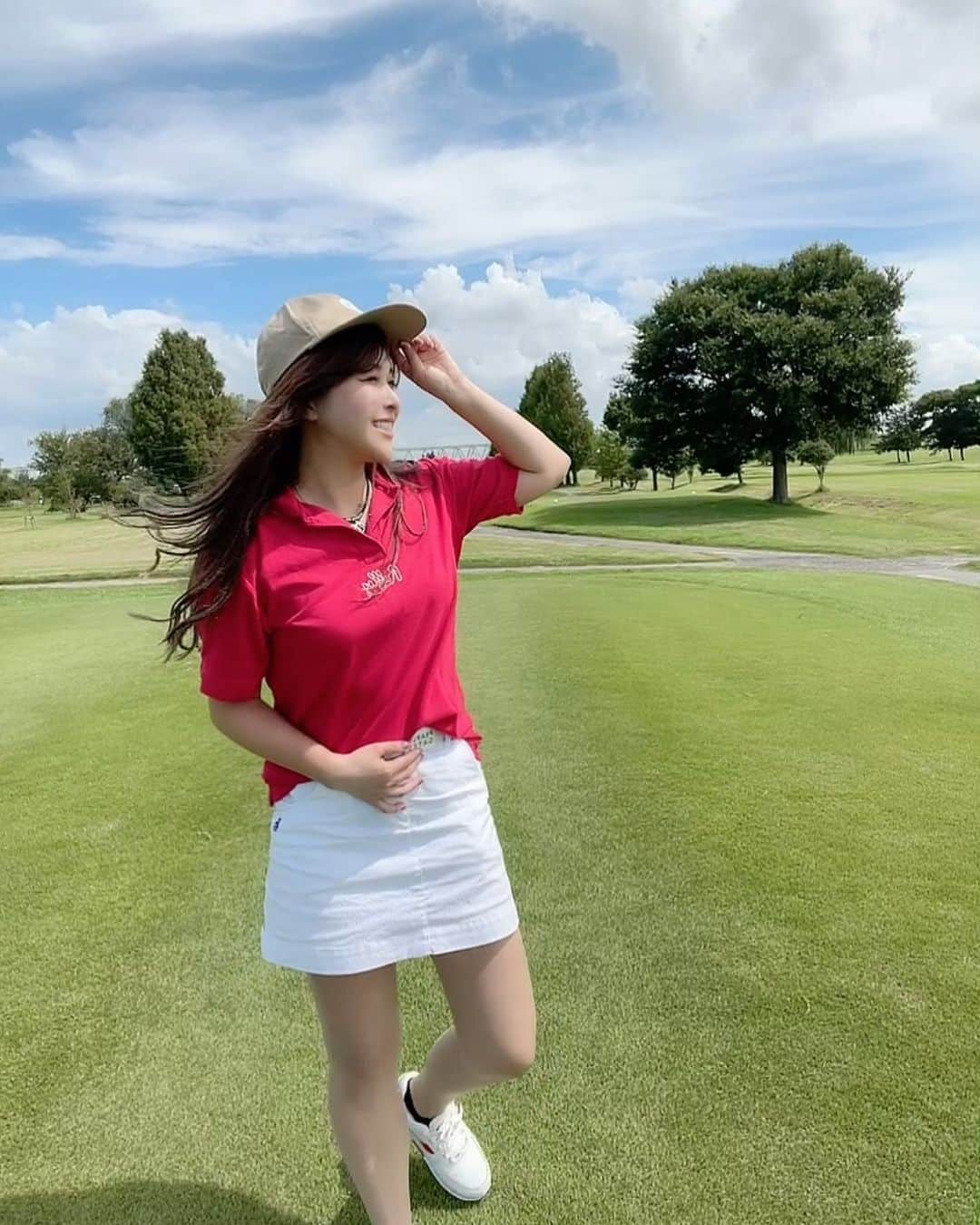 mikaのインスタグラム：「♥︎︎∗︎*  もう9月後半突入してるのに 夏すぎない☀️？  早く秋こないかな〜🍂  #ゴルフ #ゴルフ女子 #ゴルフコーデ #ラウンドイベント #golf #秋どこいった」