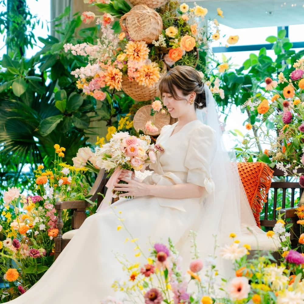 TAKE and GIVE NEEDS(T&G公式) のインスタグラム：「「幸せの花を咲かせていく」をコンセプトに、大好きなお花に囲まれた、こだわりたっぷりの会場コーディネート。  #tg花嫁 #wedding #ウェディング #結婚式 #結婚式場 #ウェディングフォト #housewedding #ハウスウェディング #プレ花嫁 #卒花  #ウェディングアイテム #instyleweddingkyoto」
