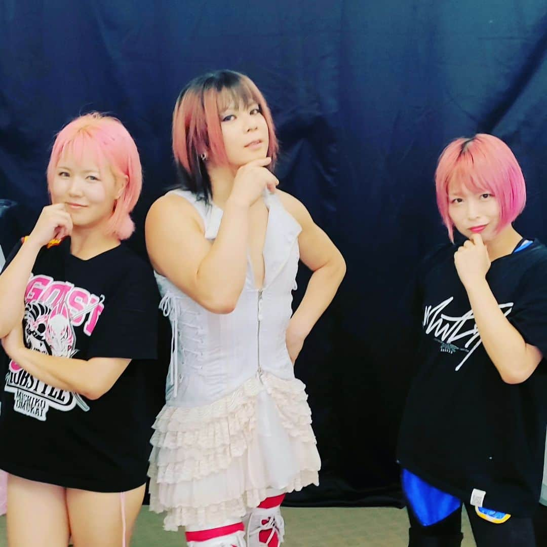 マドレーヌのインスタグラム：「SUPER　PINKS   #ファイヤープロレス #プロレスラー #派手髪 #ピンクヘアー  #pinkhair  #pink」