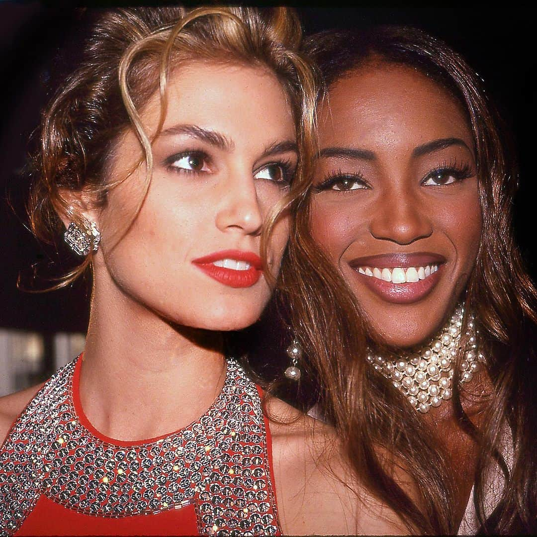 ELLE Czechさんのインスタグラム写真 - (ELLE CzechInstagram)「Jak to chodilo v devadesátkách v zákulisí velké módy? Jak se Cindy Crawford, Linda Evangelista, Naomi Campbell a Christy Turlington dostaly na modelingový vrchol? A proč zrovna ony? Jak na ně vzpomínají slavní návrháři? Nový dokument The Super Models se noří hluboko do archivů módy 90. let a odhaluje informace, které by si žádný fanoušek módy a devadesátek rozhodně neměl nechat ujít.   Čtěte dnes na ELLE.cz.   ___ Foto: @gettyimages  Text: @veronikasiskin   #ReadOnELLE #ELLECzech #TheSupermodels #90sModels #Models #AppleTv」9月17日 19時31分 - elleczech