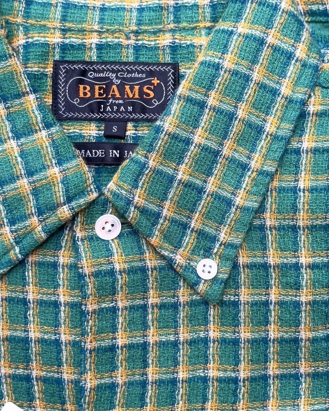 のインスタグラム：「・ BEAMS PLUS RECOMMEND.  ＜BEAMS PLUS＞ Double Gauze Check Open Collar Button Down Shirt  Open collar button-down shirt made of gauze fabric with a rough texture. A pattern with an impressive box silhouette. It features a collarless design that looks like a cross between an open collar and a button-down. You can enjoy a classic atmosphere with a slightly loose pattern that allows for room in the width of the body.  -------------------------------------  ざっくりとした風合いのガーゼ生地を使用した〈BEAMS PLUS〉オープンカラー ボタンダウンシャツ。ボックスシルエットが印象的なパターン。オープンカラーとボタンダウンを掛け合わせたような台襟のないデザインが特長。 身幅などにゆとりを持たせ、ややゆったりとしたパターンでクラシックな雰囲気を楽しんで頂けます。  #beams #beamsplus #beamsplusharajuku  #harajuku #tokyo #mensfashion #mensstyle #stylepoln #menswear」