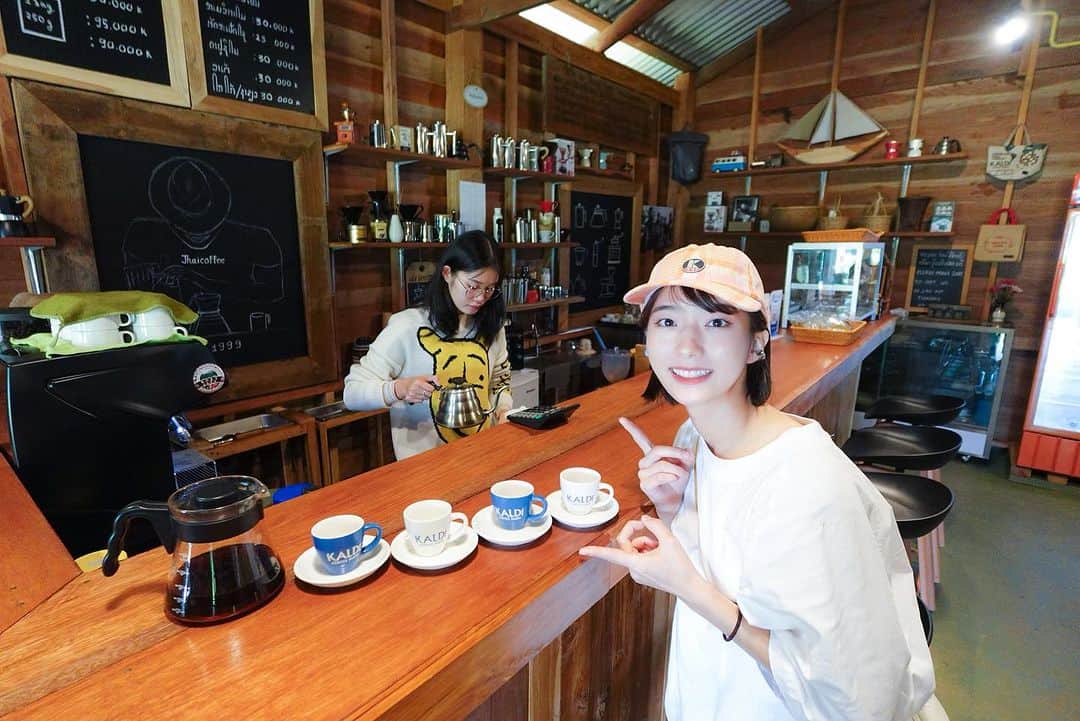 搗宮姫奈さんのインスタグラム写真 - (搗宮姫奈Instagram)「世界一周コーヒーの旅“ラオスの思い出"  めちゃくちゃ広い農園に併設されたカフェ と 超こだわりのコーヒー豆が並ぶカフェ。  #ひめ旅日記 #ひめカフェ巡り #世界一周コーヒーの旅 #世界一周 #ラオス #ラオスカフェ #カフェ巡り  #コーヒータイム #コーヒースタンド #コーヒー好き #コーヒー豆 #worldtraveler」9月17日 19時40分 - himenachaaaaan
