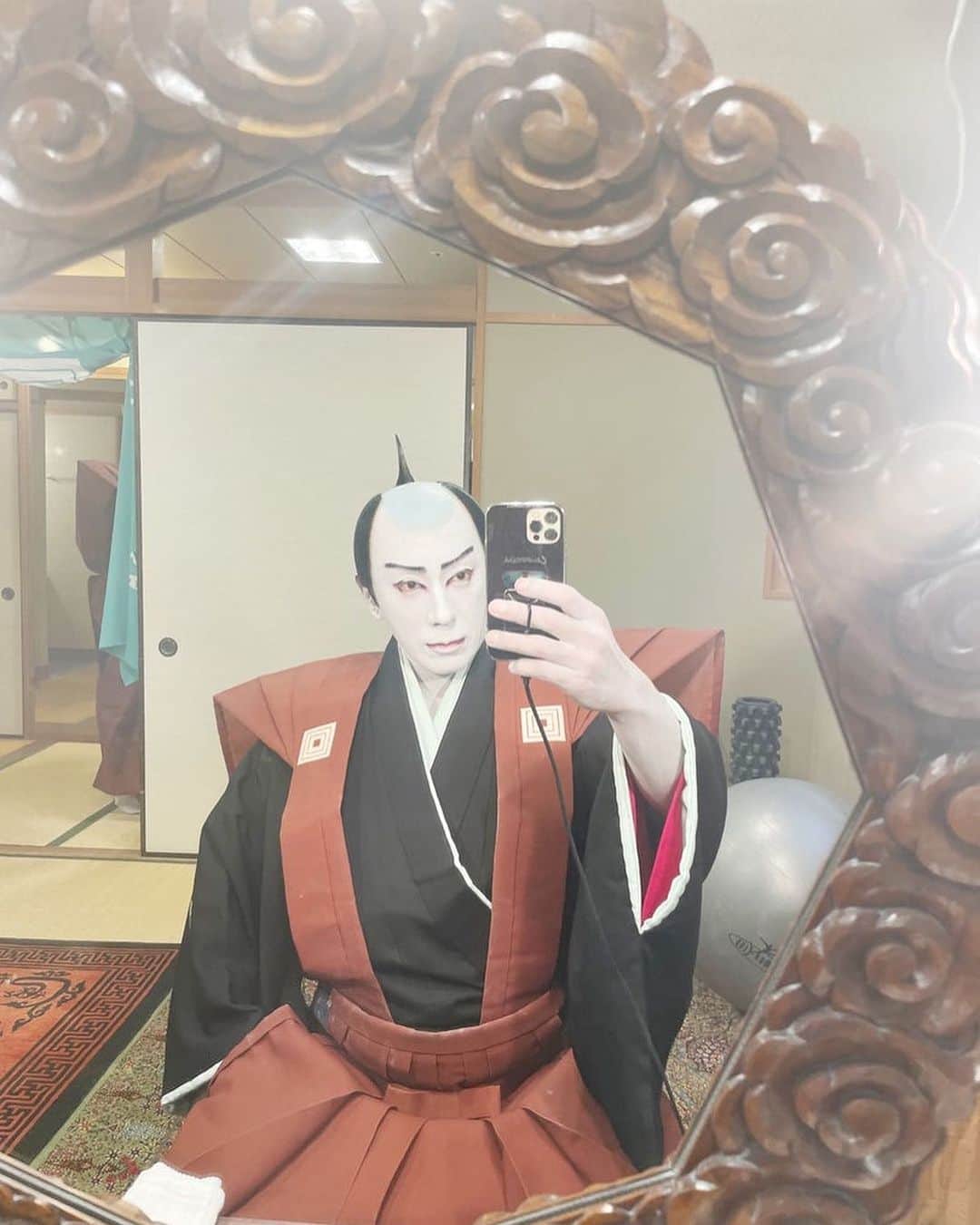 市川海老蔵 （11代目）のインスタグラム：「* Left my hotel room with so many thoughts and memories behind… Didn’t imagine this, but I’m thinner now, than the time I came to Fukuoka nor the days during the performances.  I guess I worked pretty hard- I think… But, will not push too hard any more- haha😏💕  いろんな思いを残して ホテルでた、  福岡きて まさかの 来た日よりも、 とちゅうよりも、  今が一番痩せてます。  結構頑張ったんだよなー  きっと、 でも  もうやめまーす笑笑😏💕  #市川團十郎白猿 #市川海老蔵 #海老蔵 #市川新之助 #成田屋 #歌舞伎 #歌舞伎座 #和 #舞台 #三千世界 #ABKAI #ABMORI #ebizoichikawa #ebizo #kabuki #thunderparty #theater #theaterarts #actor #kabukiactor #japan #classic #traditionaljapan #japaneseculture #japan_og_insta #performingarts」