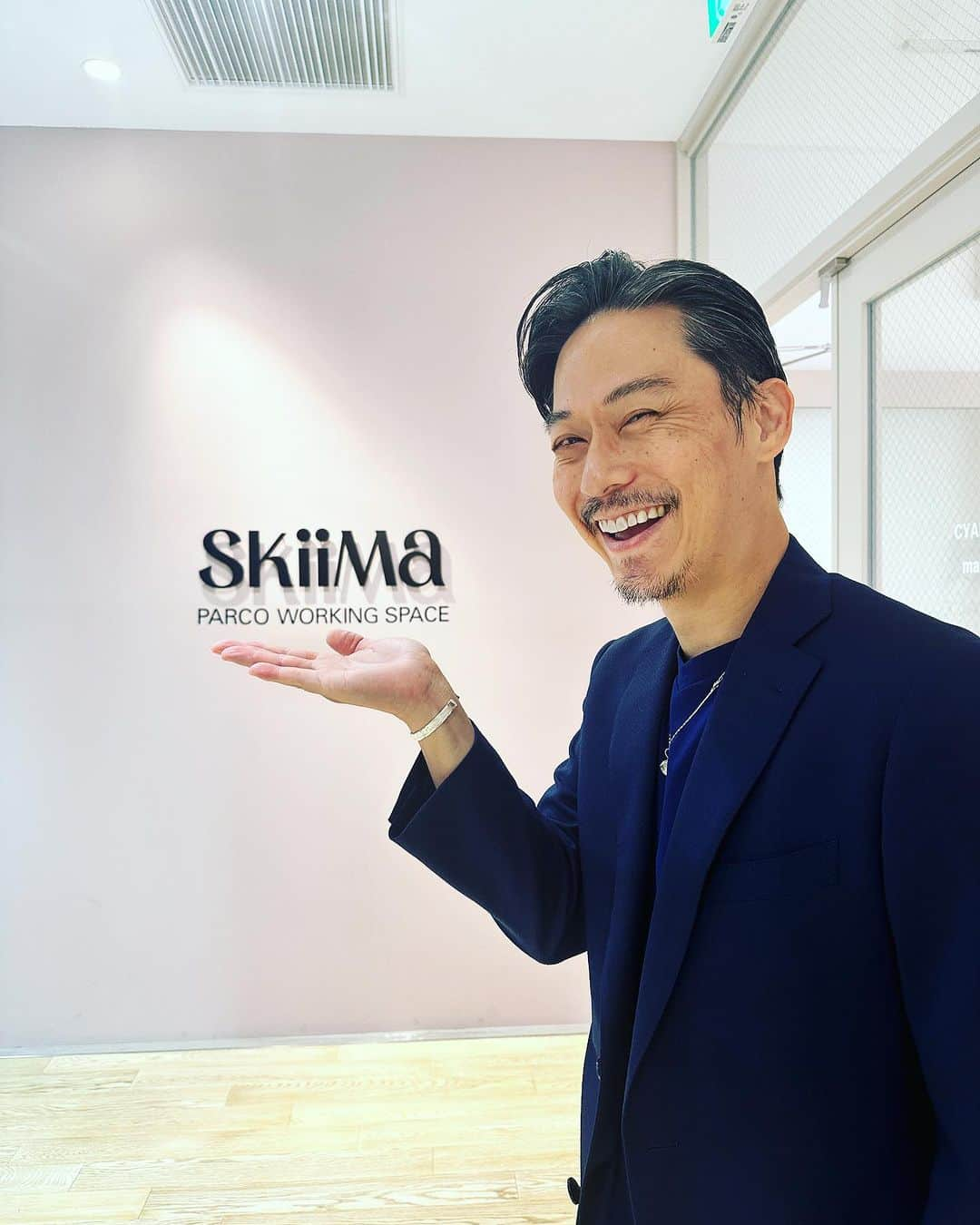 坂東工のインスタグラム：「心斎橋PARCOのSkiiMa gallery を視察👀 さてどこに何を置こうかなぁ〜🤔 あれこれ想像できる時間が最も幸せかもしれないですね！ いよいよ21日から坂東工の『愛って何ダ❓』展が開催です✨  ●坂東工の愛って何ダ？展 ＝＝＝＝＝＝＝＝＝＝＝＝＝＝ 場所：心斎橋PARCO 4階 Skiima Gallery 期間：9月21日（木）～10月3日（火） 時間：10:00~20:00（最終日のみ18:00まで） 住所：〒542-0085 大阪府大阪市中央区心斎橋筋1丁目8−3 ＝＝＝＝＝＝＝＝＝＝＝＝＝＝ ●トークショー 日時：9月24日（日） 1部：13:00 2部：17:00 場所：心斎橋PARCO 4F Skiima Gallery 費用：入場無料（事前申込制）＊各回最大40名まで 申込リンク：https://takumibando-artevent.studio.site ゲスト：水田あゆみ／インフルエンサー&フリーランスPR 祝詞特別奉納（2部限定）：滋賀県賀茂神社宮司・岡田能正氏によるご祈祷」