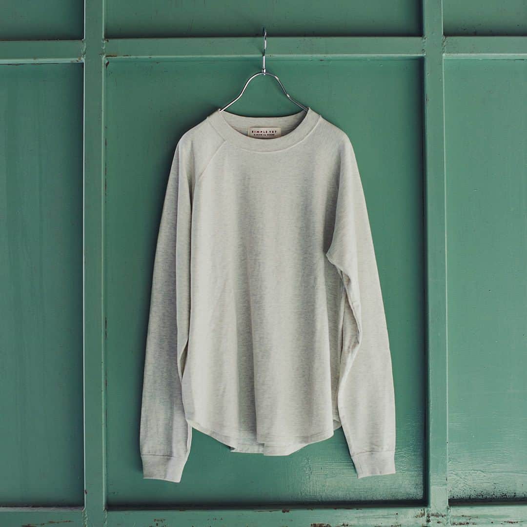 ビーミング ライフストア by ビームスのインスタグラム：「"… 『Growing Cotton Story in Wakayama』 綿から育て、綿から学ぶ、ビーミングの試み。  〈B:MING by BEAMS〉が綿花から育て、オリジナル商品を生み出した『綿花プロジェクト』。 国産の綿花がほとんど栽培されていない今、”大切なヒトが安心して選べる洋服をつくり続けたい”というレーベルの思いから、〈B:MING by BEAMS〉に関わる人たち自らの手で綿花を栽培しています。 綿花プロジェクトを多くの方に知っていただくことで、”つかう責任”、”つくる責任”を考えるきっかけとなり、それが次世代へ繋がっていくことを願っています。 畑に種を植えてから約1年の月日を経て完成したロングスリーブTシャツは、〈B:MING by BEAMS〉のベーシックライン『SIMPLE YET』2023秋冬ラインナップの一つとして登場。 B:MING by BEAMS各店舗、ビームス公式オンラインショップで発売中です。  『SIMPLE YET』 直訳すると、”シンプルなのに”。 環境に優しいものづくりやMADE IN JAPANという安心感、ライフスタイルに欠かせない普遍的でベーシックなデザインへのこだわりなど、シンプルな洋服の先に語れることがたくさんある、というメッセージを込めました。日常で着るものだからこそ、着心地の良さや環境にも配慮された素材選びを大切にしています。 . @bmingbybeams_official @beams_official #simpleyet #bmingbybeams  #bming  #bminglifestore  #beams  #シンプルイェット #ビーミングbyビームス  #ビーミング  #ビームス "」