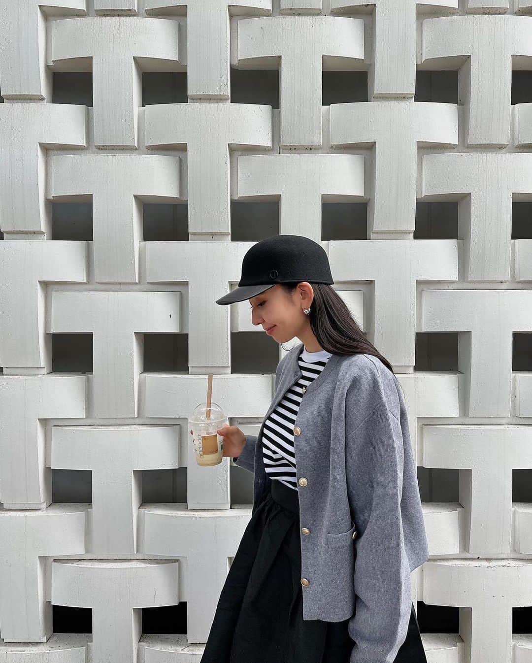 鈴木詩織のインスタグラム：「少し涼しかったので、カーディガンを取り入れてみたよ♡ こうゆうときはカーデくらいが丁度いい😌✨  ゴールドボタンのデザインがポイントで、しっかりとした生地なので羽織としてもトップスとしても着用できるよん💗 @titivatejp のものです✔︎  #titivate #ティティベイト #titivatestyle #タイアップ #ゴールド釦ニットカーディガン」