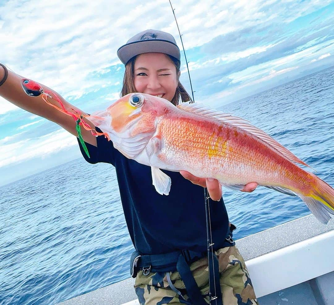 渕上万莉 のインスタグラム：「島根でタイラバ🛥🌴✨  TRUSTの淳ちゃん船長が企画してくれた『タイラバやって食べてみよう‼️会🍺』  普段ヒラマサキャスティングとかハードな釣りをしている山ちゃんやトモゾウ、レナちゃん👭✨  船長のスノボー友達の横ちゃんと妖精🧚🏂  色んな釣りを経験してるTRUST常連さんヒロさん✨🛥  朝から船でみんなプライベートのお話 よ色々しながらのんびり釣りしてたけどめちゃくちゃ釣れた🤣‼️🐟 こんなに釣れるんってゆうぐらい 高級魚のラッシュ‼️‼️💦  アマダイにマダイ、ウッカリ、アオハタ、アコウ、アヤメカサゴ、エビスダイ、オニカサゴ、カガミダイ✨  RISEJAPANの#植田マスオ さんが協賛してくれた#なみだま で大爆釣🔥🔥  マスピーありがとねー🥹🙏🏽✨✨  その夜は翌日一緒にイカ釣りするメンバーも合流してお食事会🍺✨  釣った魚も調理してくれてみんなで美味しくいただきました❣️  最終5次会まで続き、 島根、松江の夜を堪能しました🍸🍜♨️  海も夜の街も最高の場所やったーーー🤤🧚❤️  ■2023.8.23 島根県　松江市 TRUST タイラバ便  #アマダイ #タイラバ #島根 #島根タイラバ #島根釣り #トラスト #trust  #risejapan  #釣りガール  #釣り #釣り仲間 #松江 #フッチー #渕上万莉」