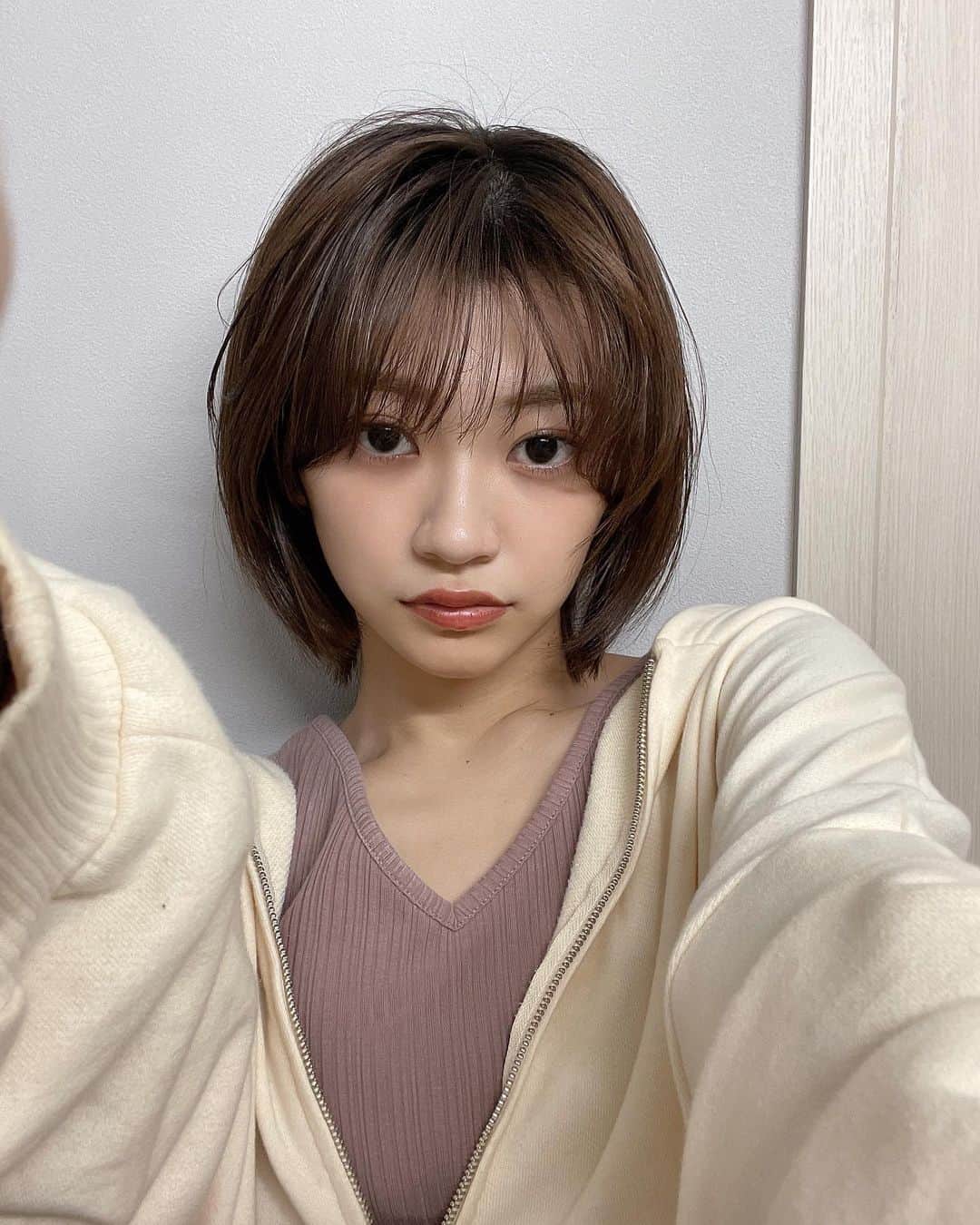 のインスタグラム：「何も予定が無い日に早起きしても  何をしたらいいかわからず  の~んびりしちゃうんです。  時間を上手に使える(?)ようになりたいなぁ、と思った今日の朝でした☀︎  みんなはこういう時どうしてますか。⁇💭  #kanacolor」