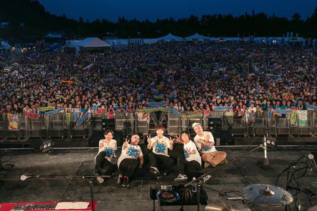 DUTTCHのインスタグラム：「高橋優 秋田CARAVAN MUSIC FES 2023 2日目‼️ 潟上市・元木山公園  ありがとうございました。  この2日間も色んな景色を見せて頂きました。 今年の夏が終わったみたいで、少し寂しい感じも あるけど。  また来年も参加できるように ええドラム叩いていくぞ🥁  #高橋優 #acmf」
