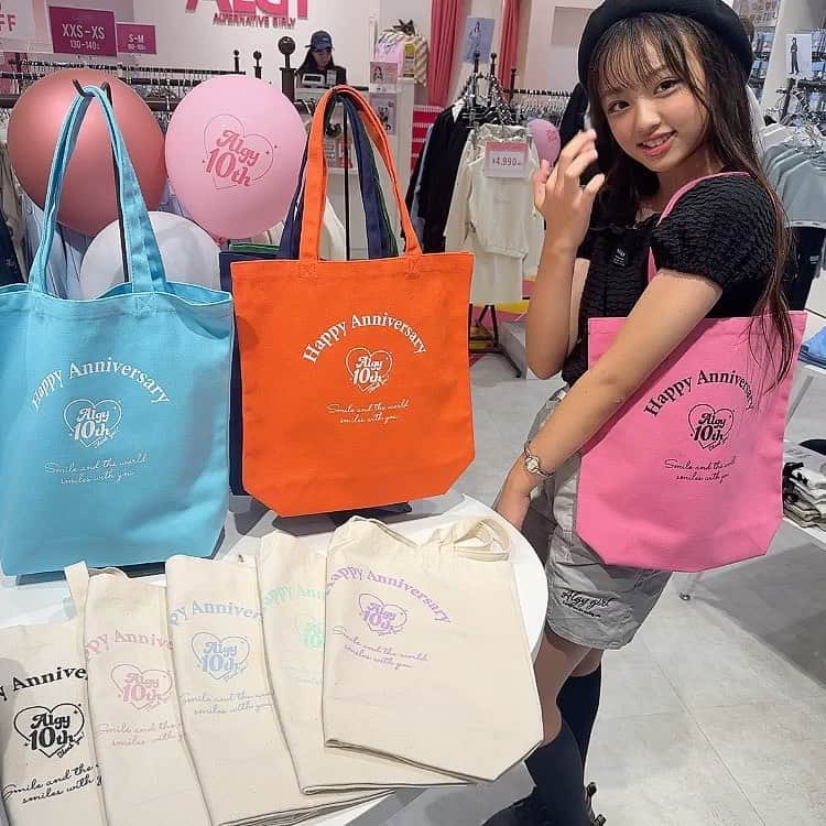 のインスタグラム：「♡yuno♡ ㅤㅤㅤㅤㅤㅤㅤㅤㅤㅤㅤㅤㅤㅤㅤㅤㅤㅤㅤㅤㅤㅤㅤㅤㅤㅤ 今日は ALGYにお買い物❤️ @algy_official  @algy_aeonkatsuragawa  ㅤㅤㅤㅤㅤㅤㅤㅤㅤㅤㅤㅤㅤ お目当てのセットアップと欲しかったトップスを購入✨✨ ㅤㅤㅤㅤㅤㅤㅤㅤㅤㅤㅤㅤㅤ サイン✍️まで書かせてもらったよ😍 スタッフさんがすっごく優しくて嬉しかったなぁ❤️ ㅤㅤㅤㅤㅤㅤㅤㅤㅤㅤㅤㅤㅤㅤㅤㅤㅤㅤㅤㅤㅤㅤㅤㅤㅤㅤ トートバッグ◡̈*♡ 結乃もgetしたよ✨✨ ㅤㅤㅤㅤㅤㅤㅤㅤㅤㅤㅤㅤㅤ みんなは何色にする？？  #喜島結乃  #js4 #4年生 #10歳 #撮影  #女の子 #女の子コーデ  ㅤㅤㅤㅤㅤㅤㅤㅤㅤㅤㅤㅤㅤ く＼9/15(金)〜10周年♡みんなが嬉しい10days！／  2023年10月でALGYは10周年をむかえます。 10年間の感謝の気持ちを込めて・・・ 9/15(金)～24(日)はイベント盛りだくさんの10日間♪  ❤︎EVENT.1 9/15(金)～ 店内商品¥5,500(税込)以上お買い上げで10色から選べるトートバックプレゼント♪ 10周年ロゴ入りのトートバッグ🫶 みんなは何色にする？ 🧡💚💙💗🤍💜  ※なくなり次第終了致します。 ※お色ごと・店舗ごとに在庫が異なります。 ※オンラインストアではお色がお選びいただけません。  ❤︎EVENT.2 9/15(金)〜24(日)限定！ 今すぐ使える秋新作商品の一部が限定価格に✨ 大人気のセットアップや学校で使えるアイテムも😉 詳しくはストーリーズハイライトからcheckしてね👆💗  ❤︎EVENT.3 ALGY公式Tiktokフォロー画面をご提示いただくと 新作商品が10%OFF！ >>>ALGY公式Tiktokは、ストーリーズハイライトからもチェックできるよ👆✨  ※本体価格¥2,090以上の新作商品が対象です。 ※SALE品・期間限定価格は10%OFF対象外です。  お得で楽しいこともりだくさんの10日間🌈🌈🌈 ALGYSHOPでお待ちしております🐻  #ALGY #アルジー #10周年 #10days  #anniversary #推しカラー #推し活 #推し活グッズ」